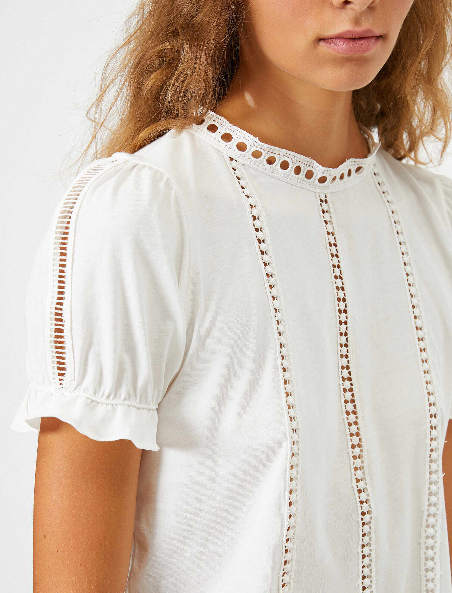   Bisiklet Yaka Suprem Kumaş Şerit Detaylı Tişört