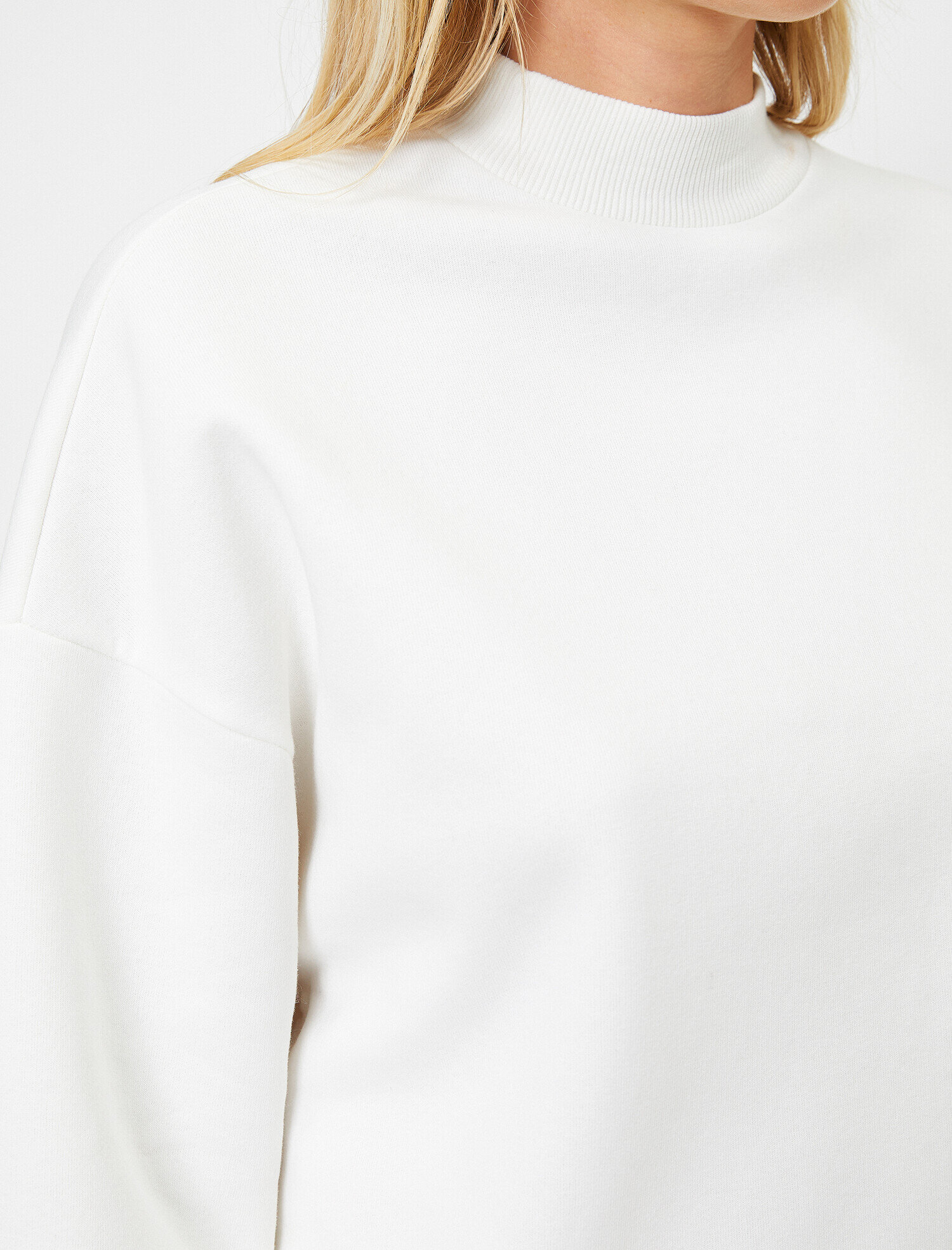   Boğazlı Uzun Kollu Basic Sweatshirt