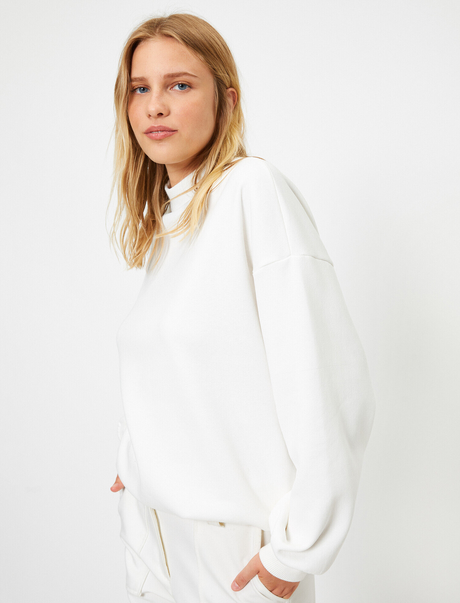   Boğazlı Uzun Kollu Basic Sweatshirt