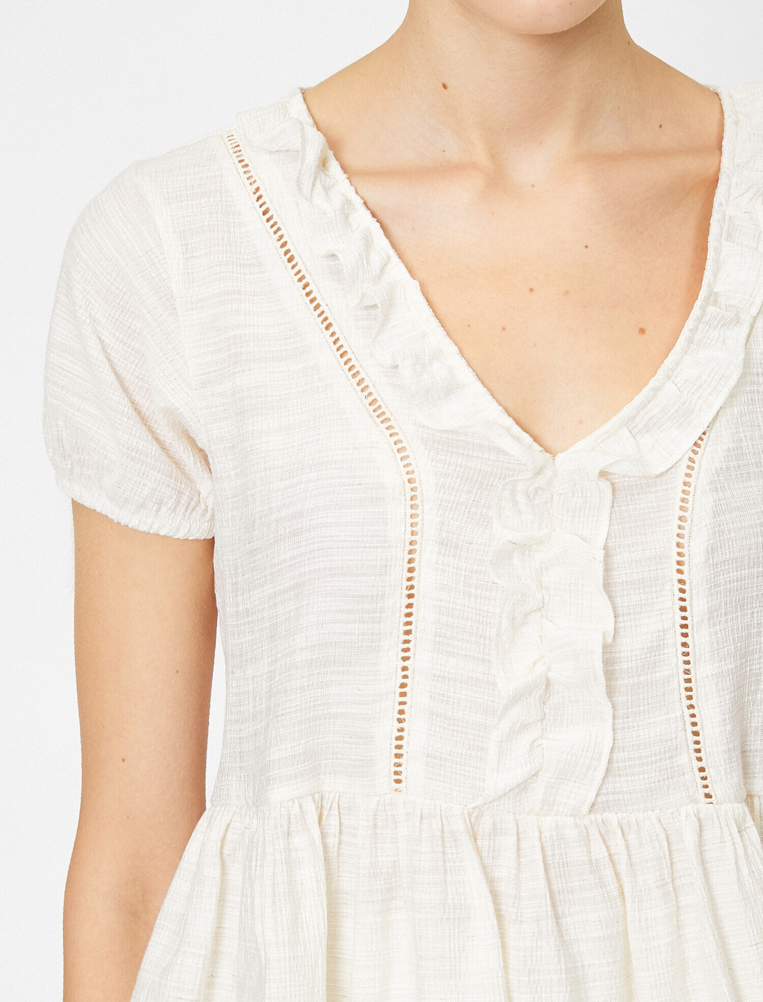   V Yaka Kısa Kollu Fırfır Detaylı Bluz