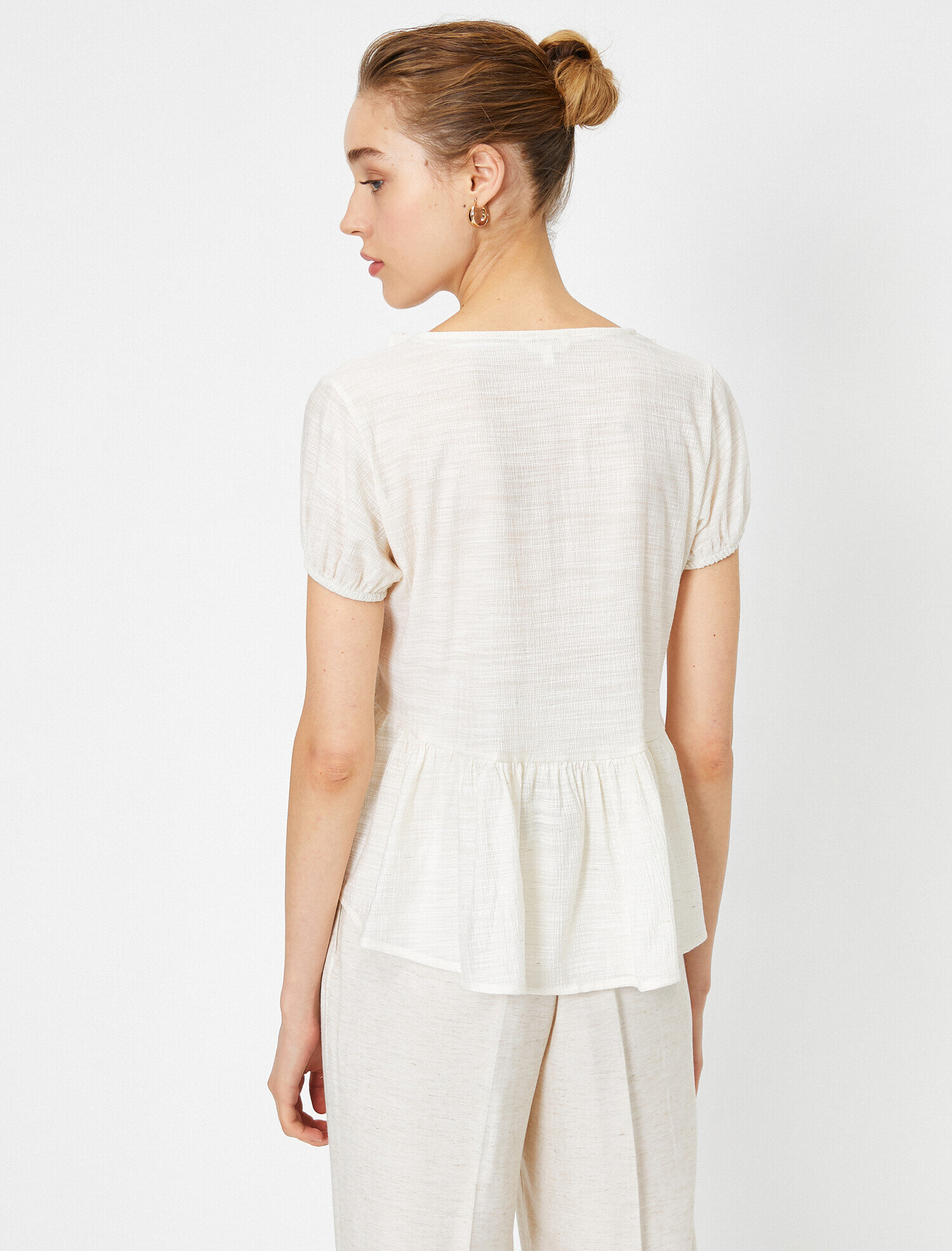   V Yaka Kısa Kollu Fırfır Detaylı Bluz