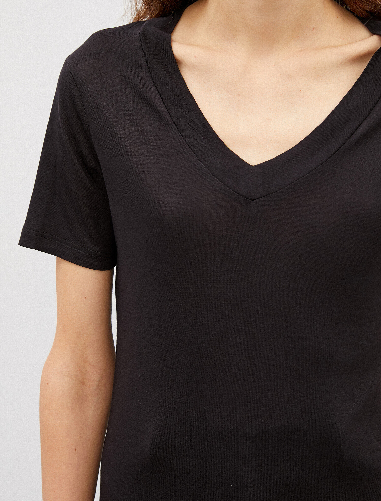   V Yaka Kısa Kollu Tişört