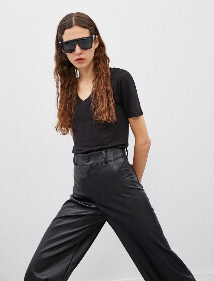  V Yaka Kısa Kollu Tişört