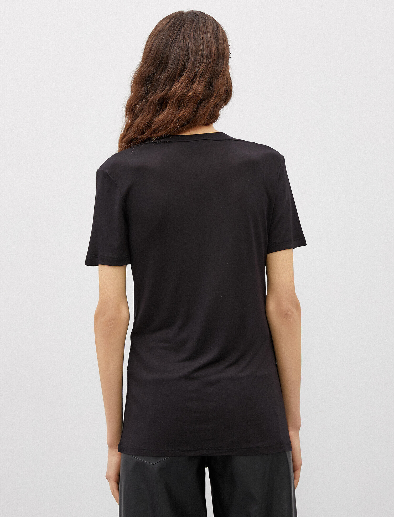   V Yaka Kısa Kollu Tişört