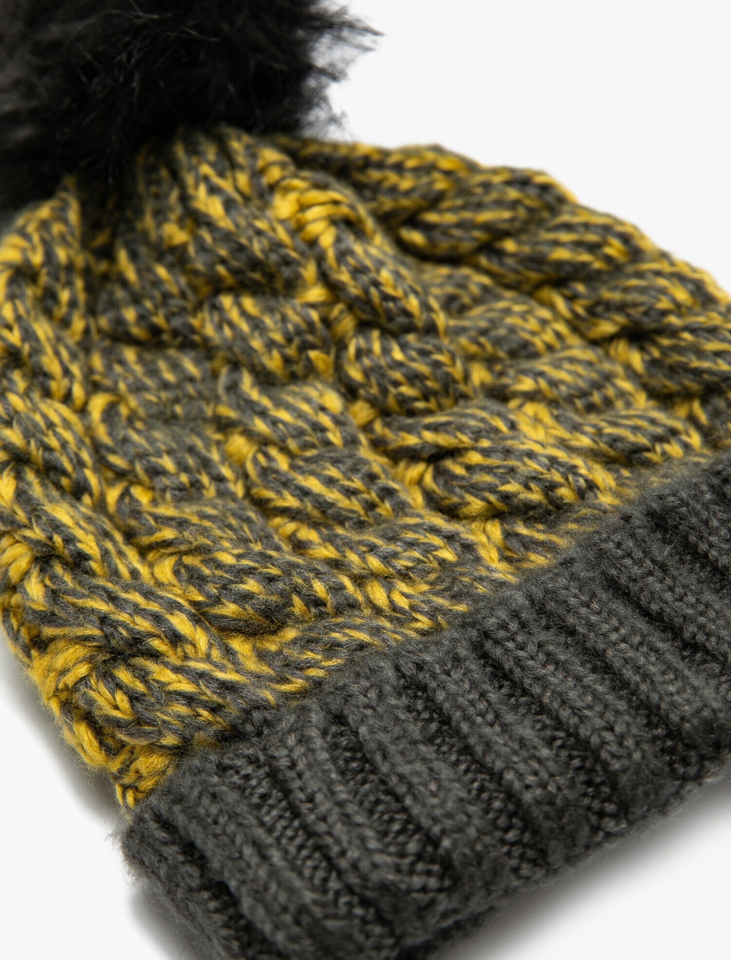  Kadın Ponponlu Örgü Bere