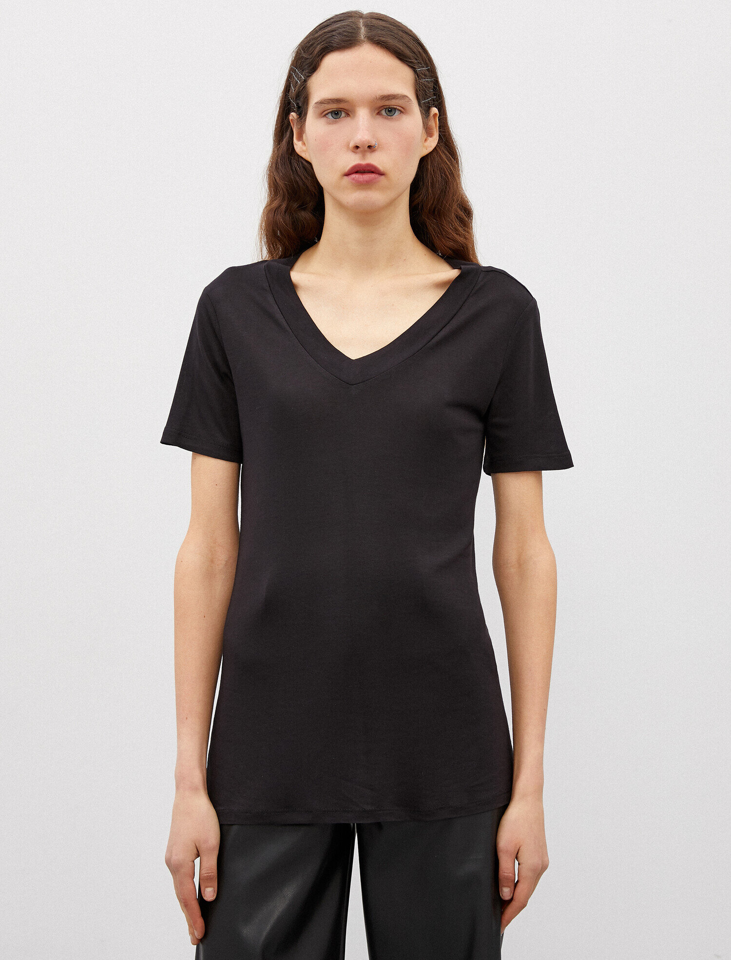   V Yaka Kısa Kollu Tişört