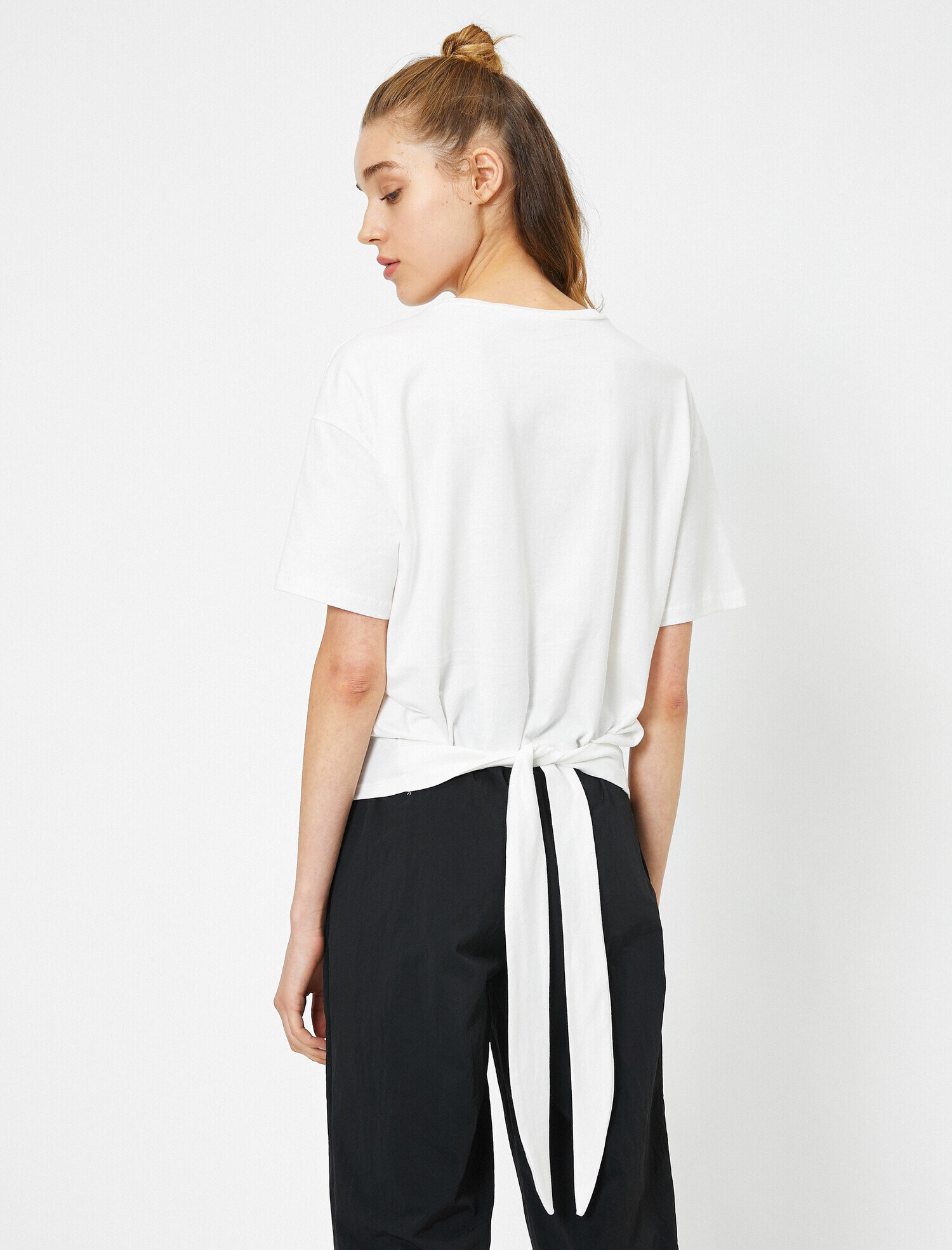   Kısa Kollu Arkası Bağlama Detaylı Bisiklet Yaka Tişört