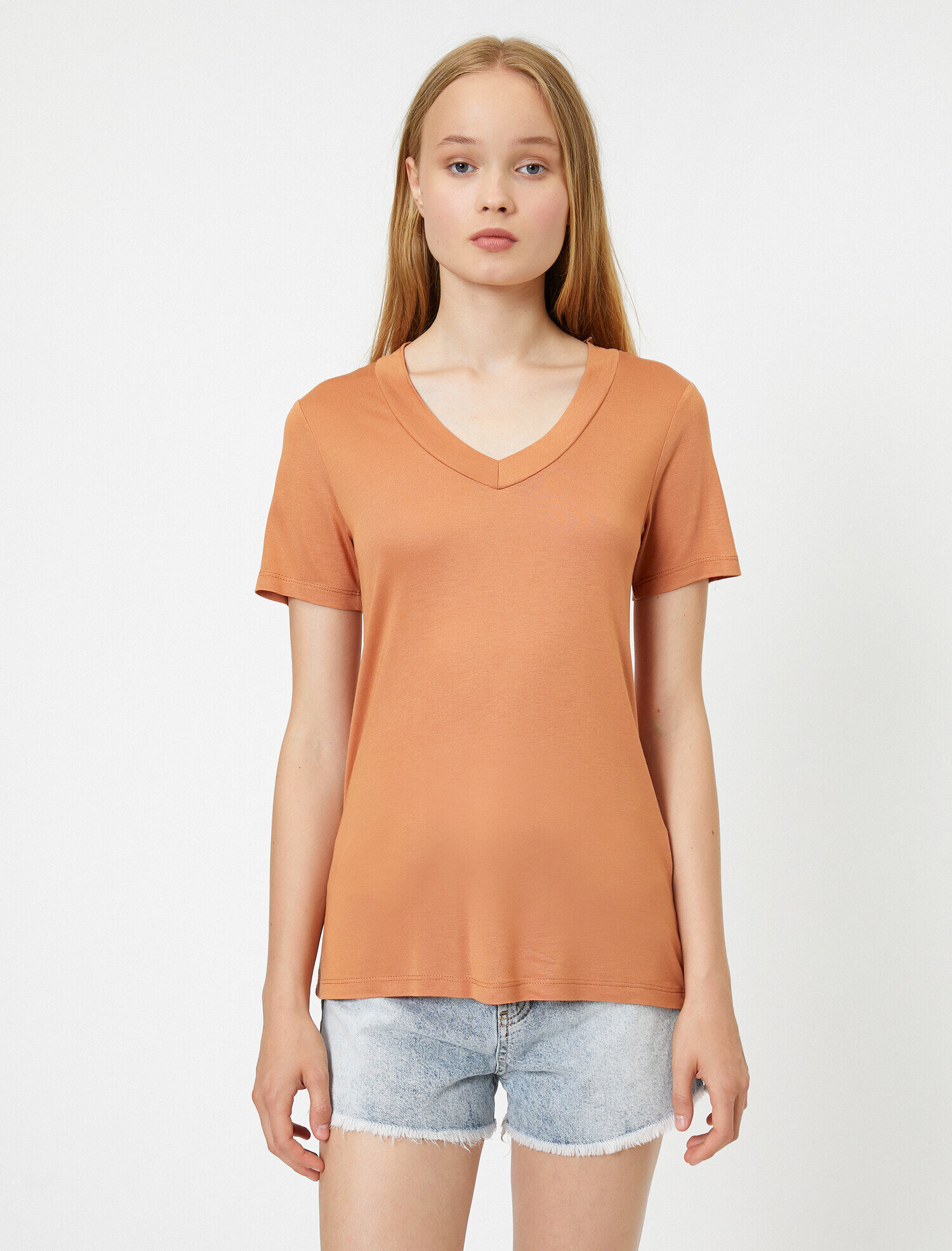   V Yaka Kısa Kollu Tişört