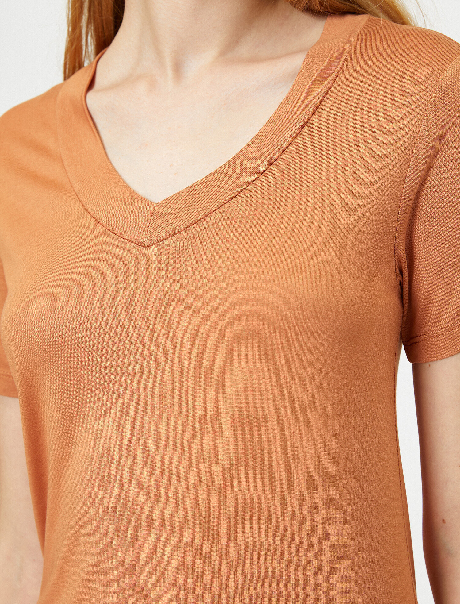   V Yaka Kısa Kollu Tişört