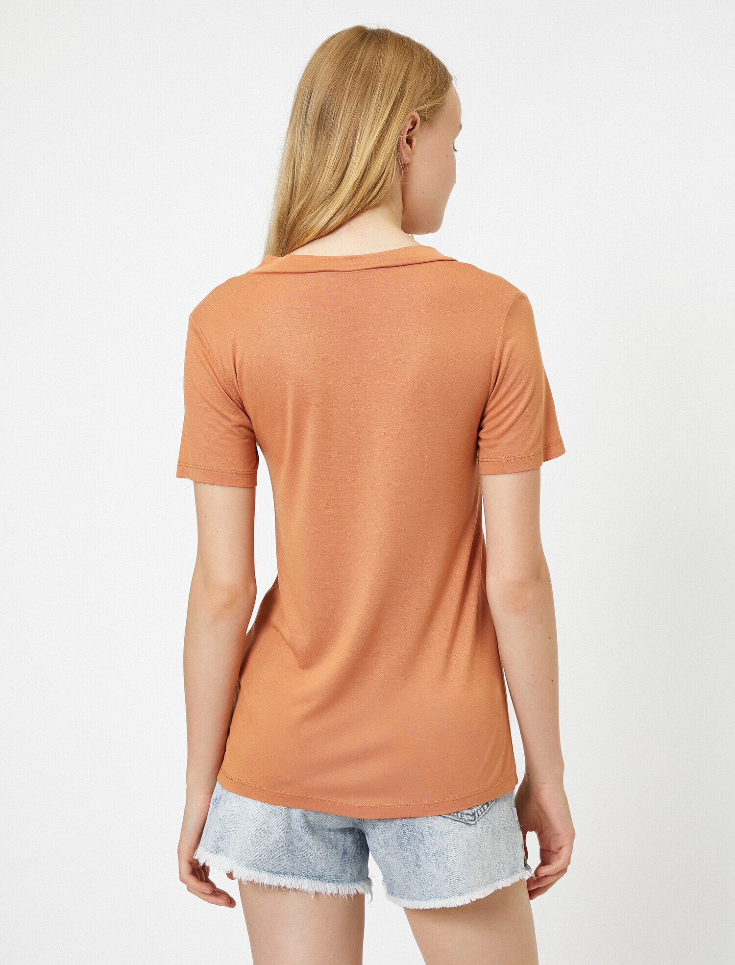   V Yaka Kısa Kollu Tişört