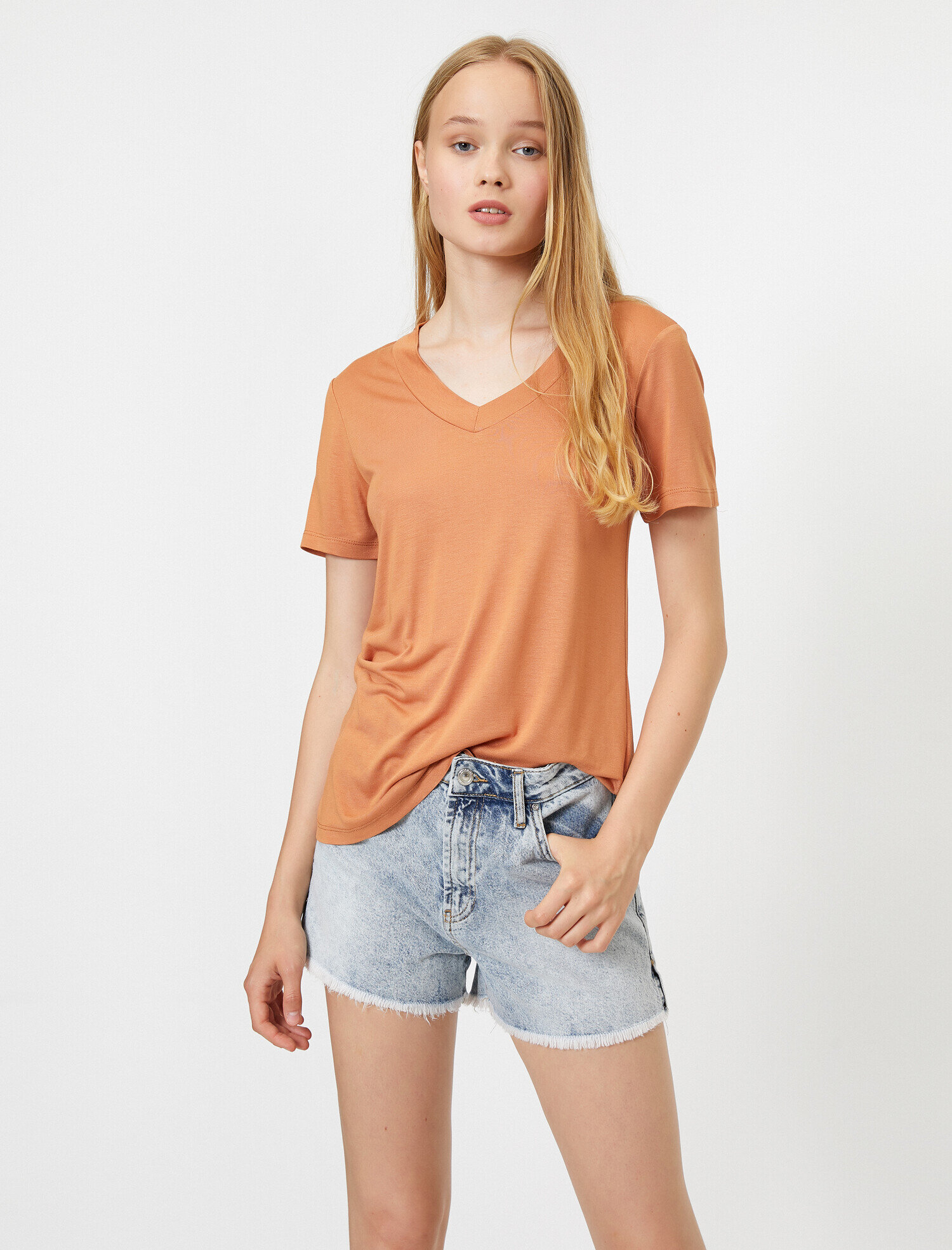   V Yaka Kısa Kollu Tişört