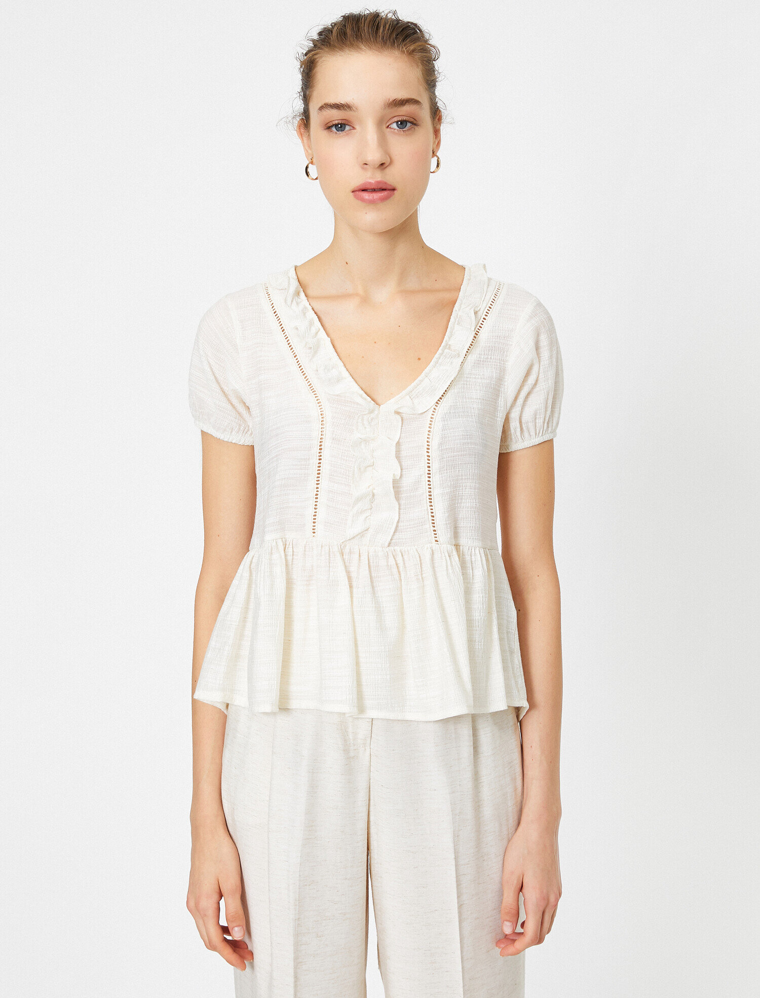   V Yaka Kısa Kollu Fırfır Detaylı Bluz