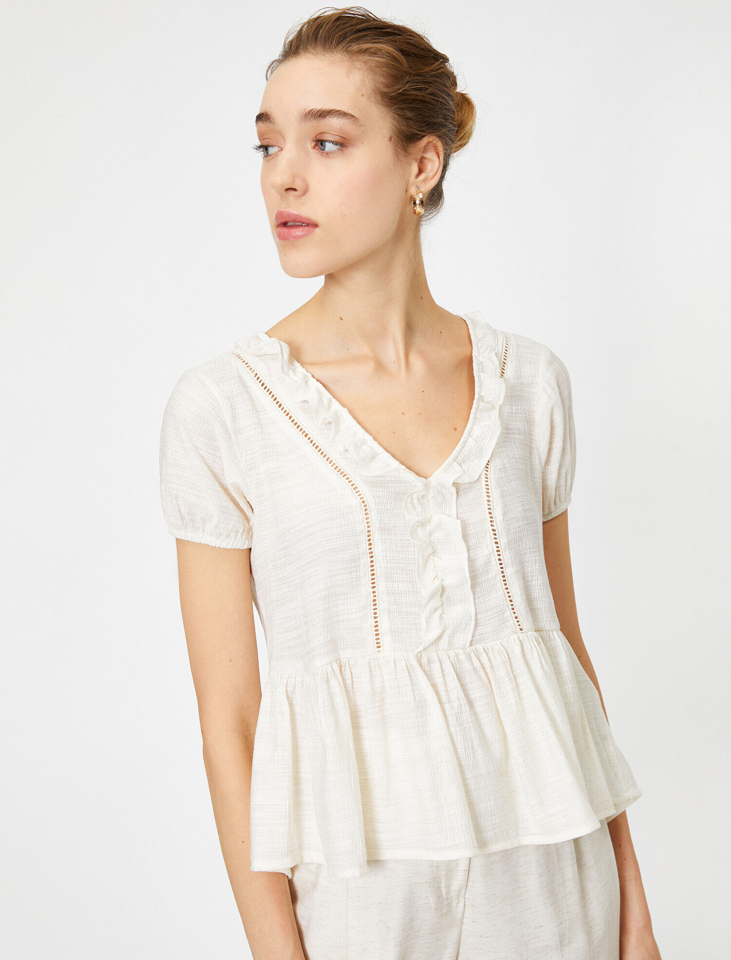   V Yaka Kısa Kollu Fırfır Detaylı Bluz