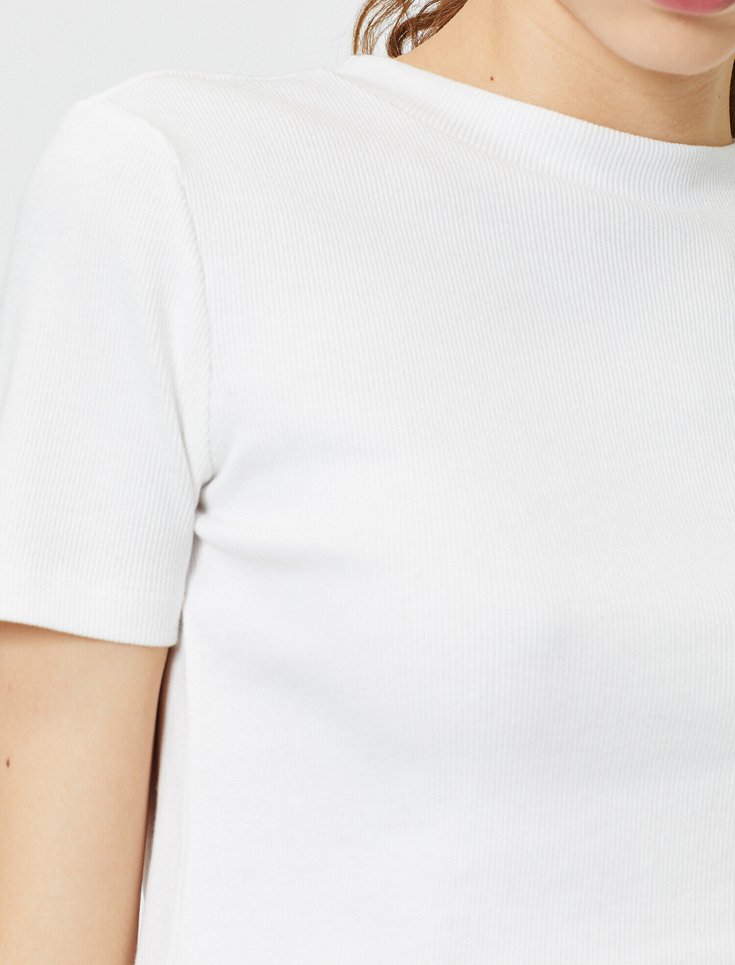   Dik Yaka Basic Kısa Kol Tişört