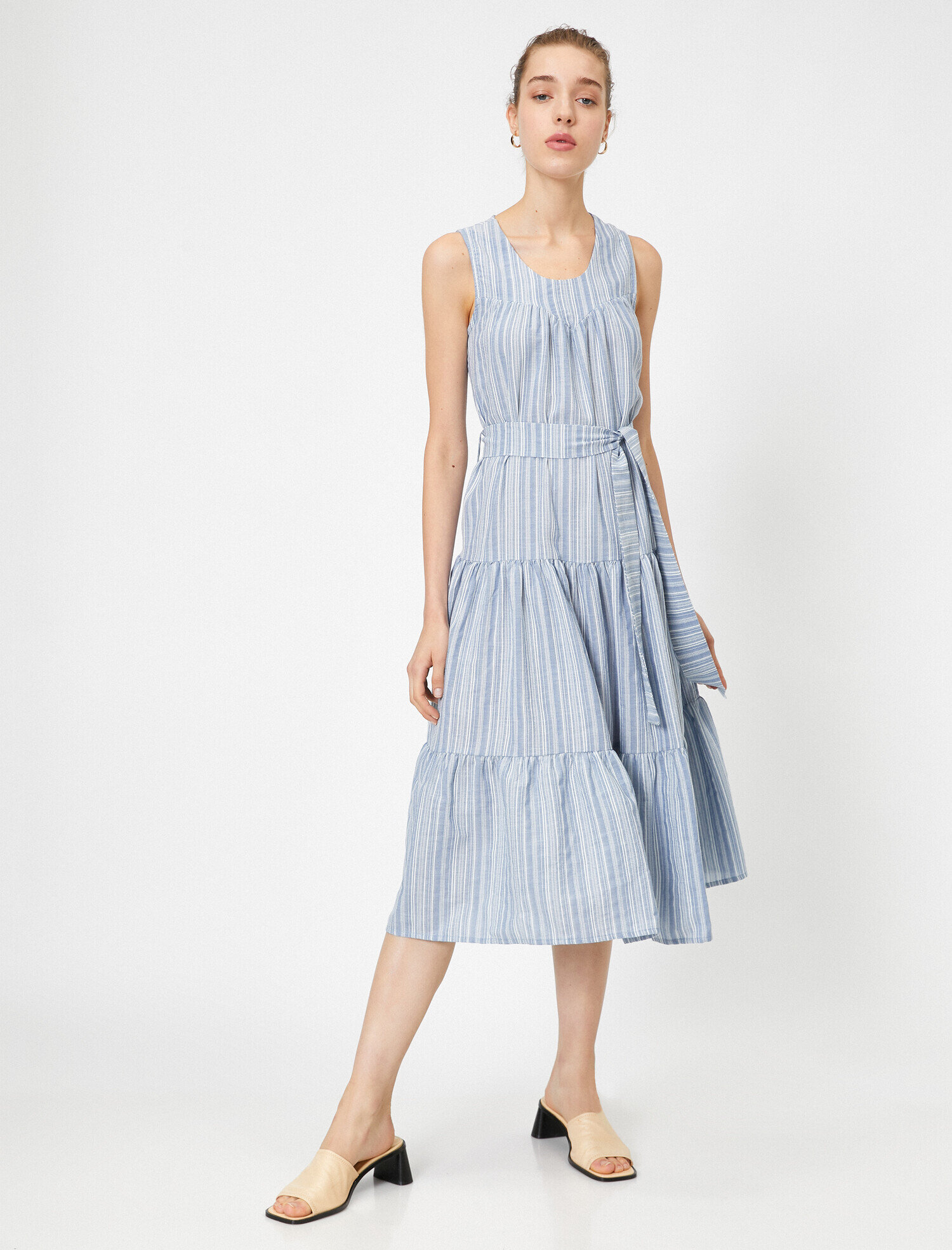   Oyuk Yaka Kolsuz Beli Bağlamalı Fırfır Detaylı Midi Elbise