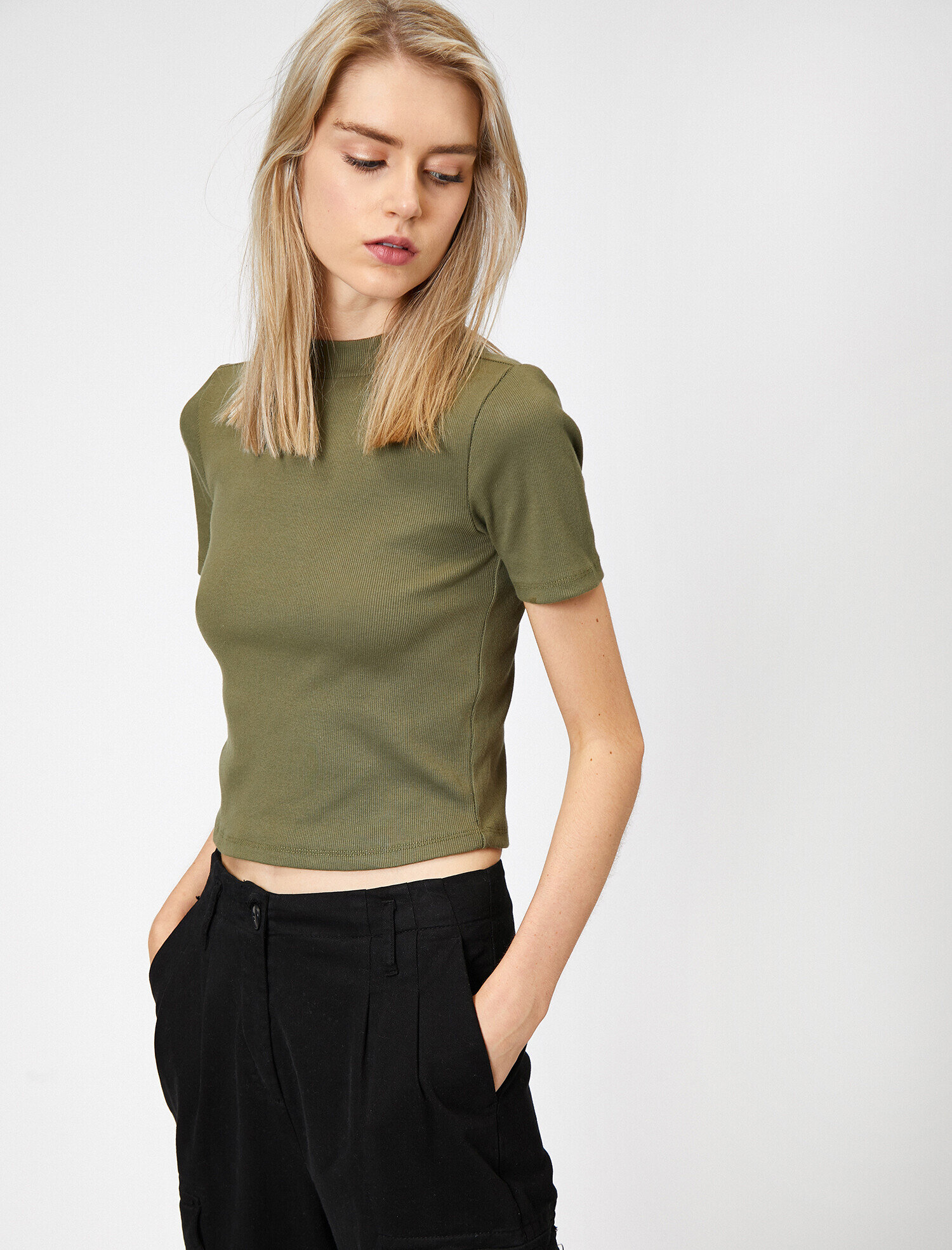   Dik Yaka Basic Kısa Kol Tişört