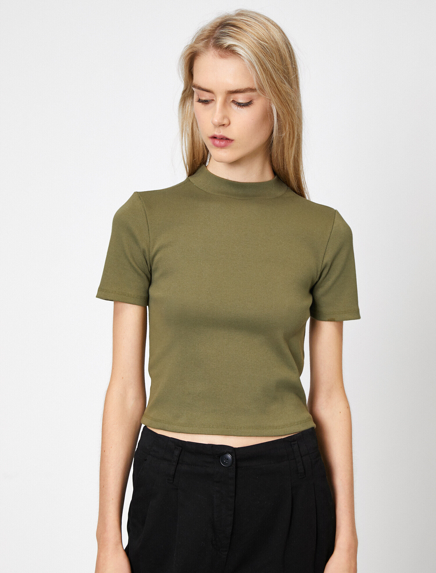   Dik Yaka Basic Kısa Kol Tişört