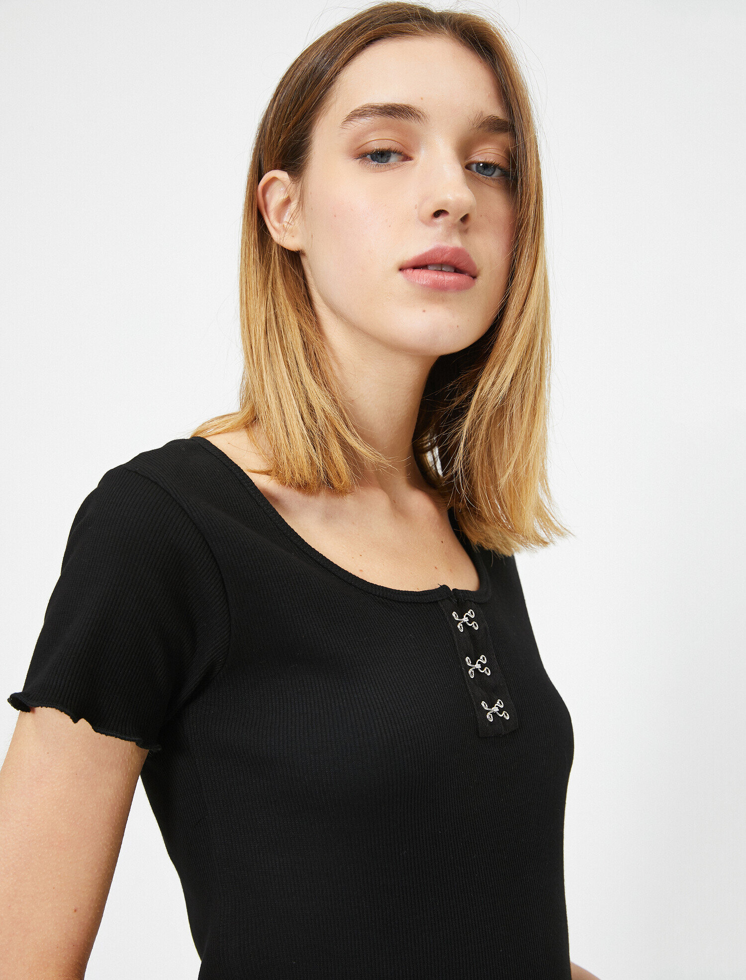   Yaka Detaylı Kısa Kollu Tişört