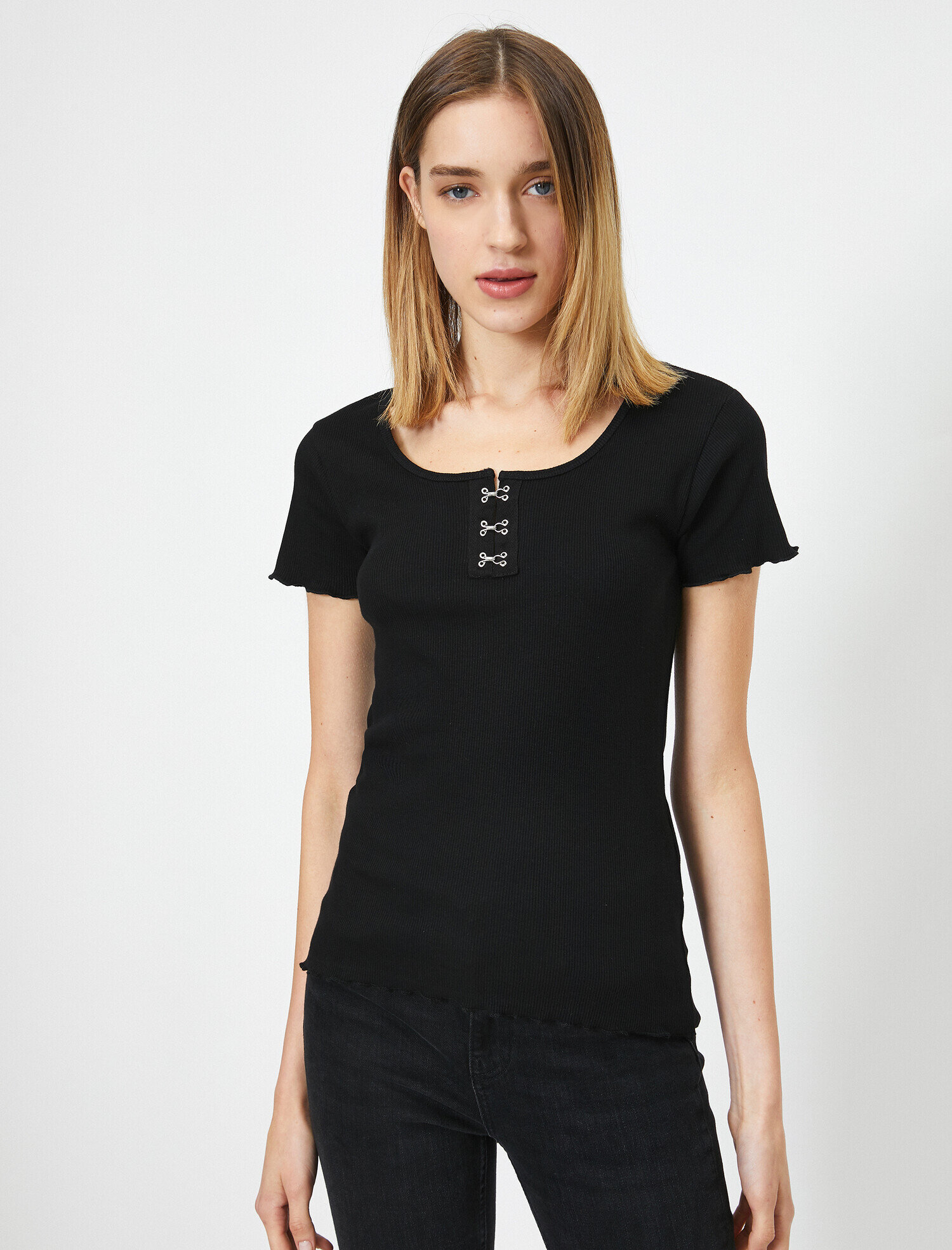   Yaka Detaylı Kısa Kollu Tişört