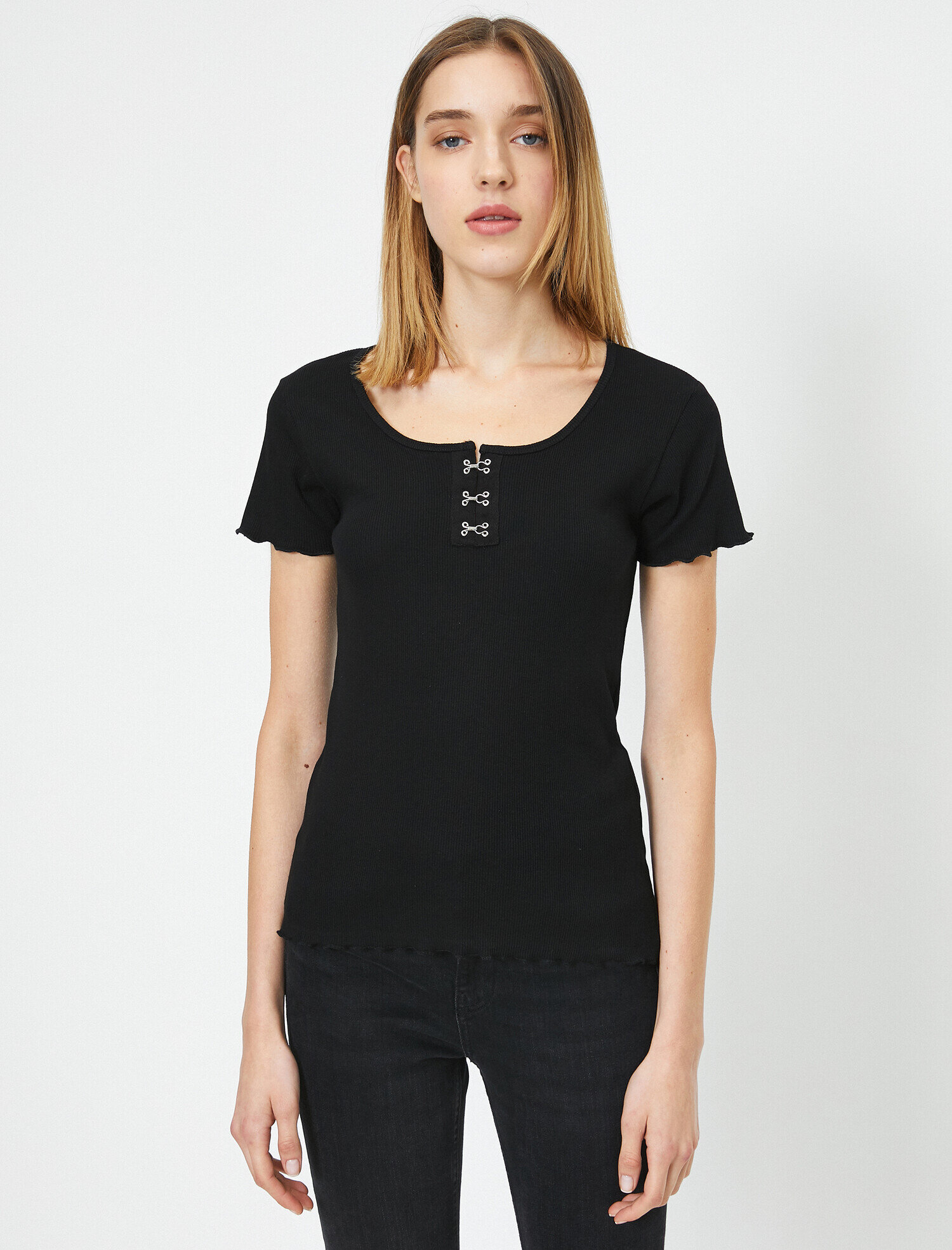   Yaka Detaylı Kısa Kollu Tişört