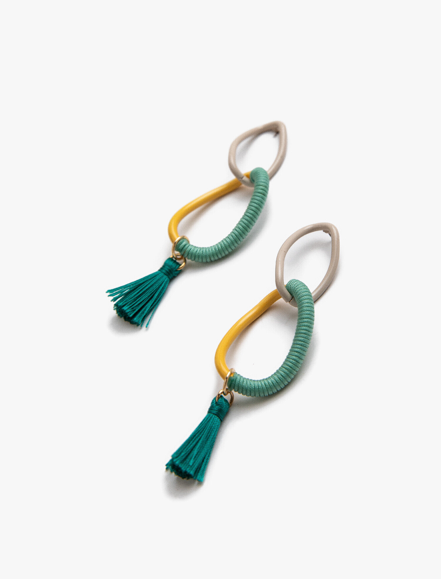 Kadın Püsküllü Sallantılı Çelik Küpe