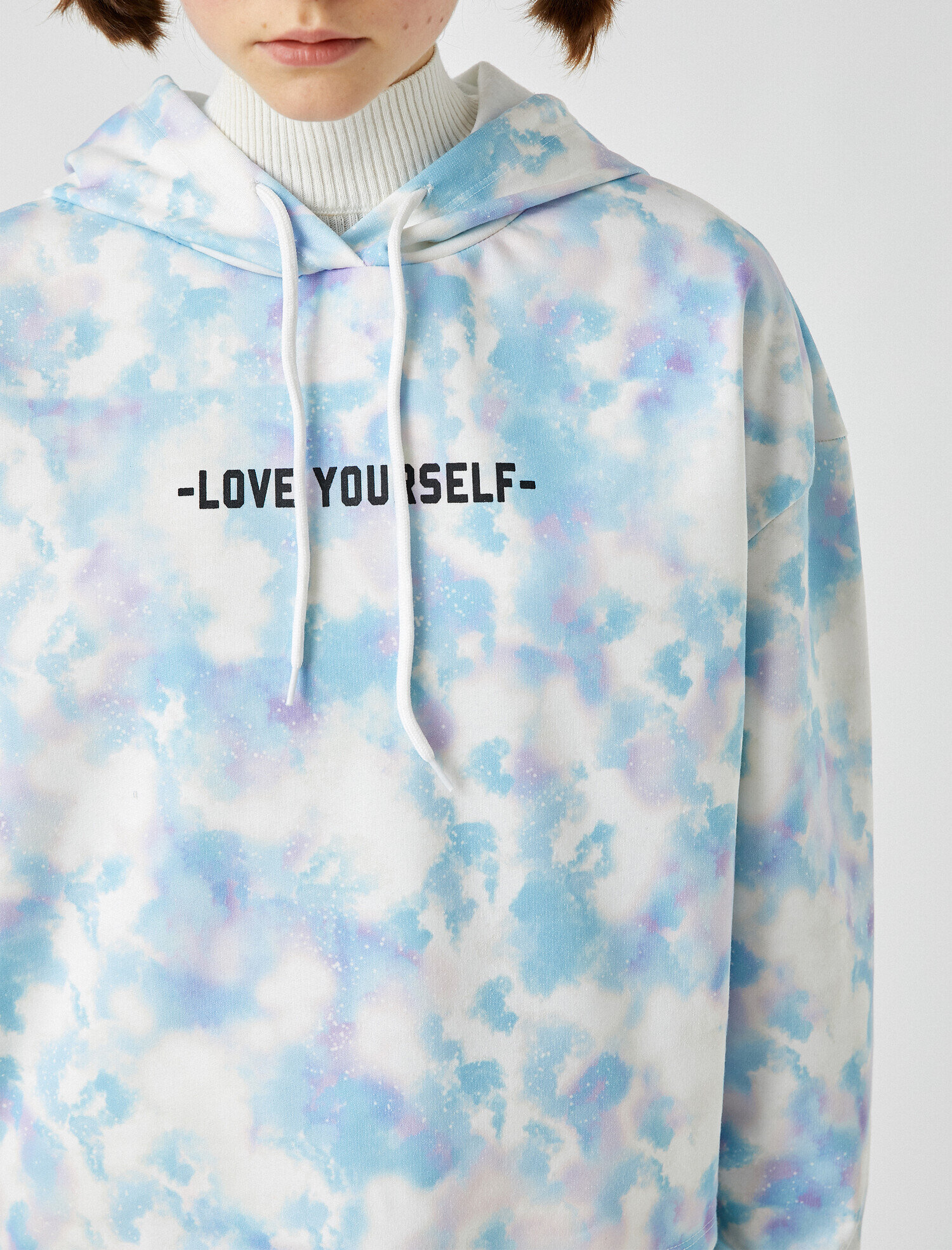   Kapüşonlu Batik Desenli Sloganlı Sweatshirt