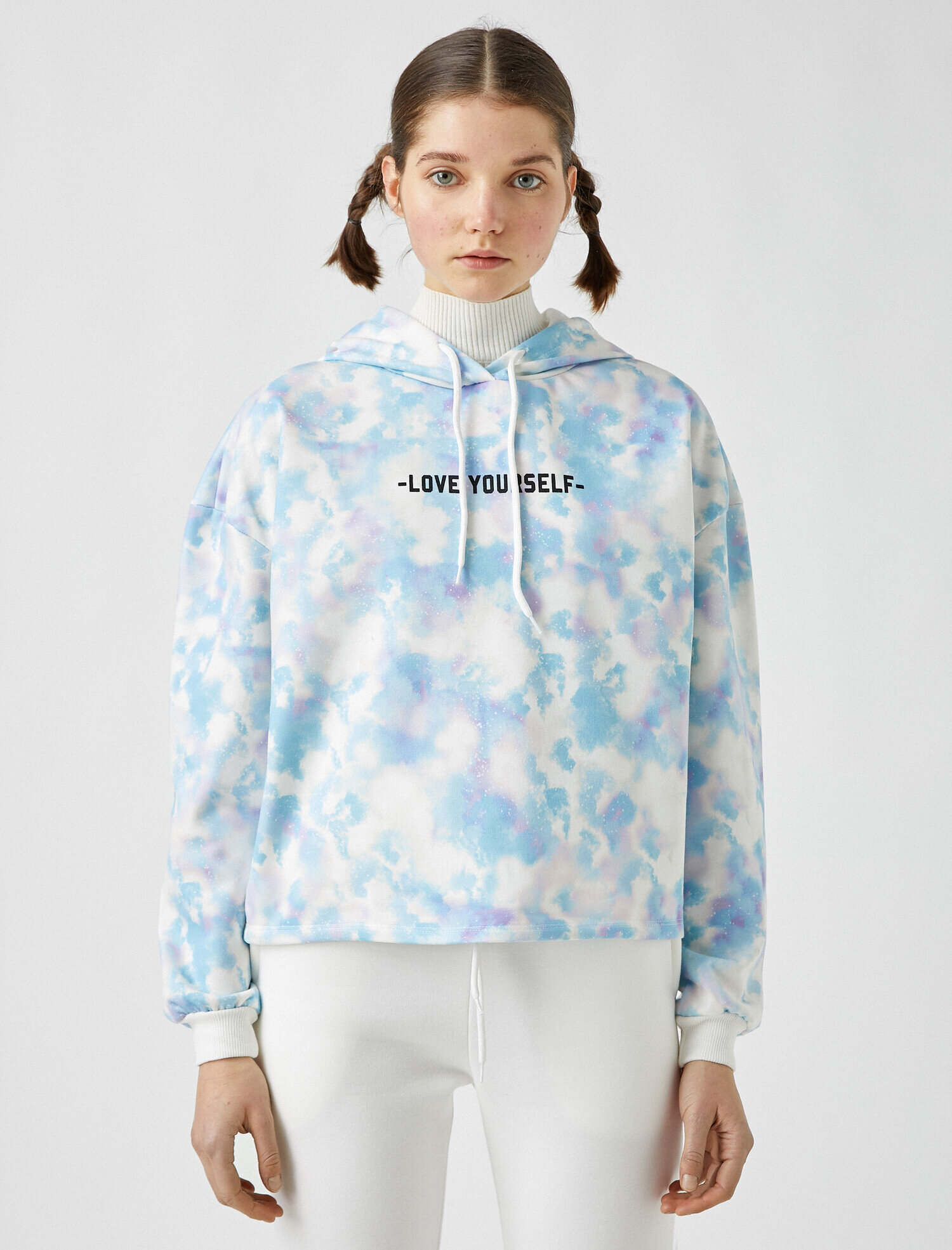   Kapüşonlu Batik Desenli Sloganlı Sweatshirt