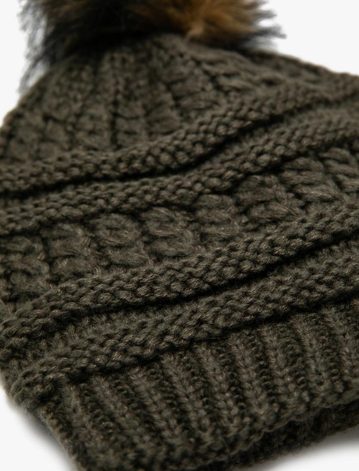 Kadın Ponponlu Örgü Şapka