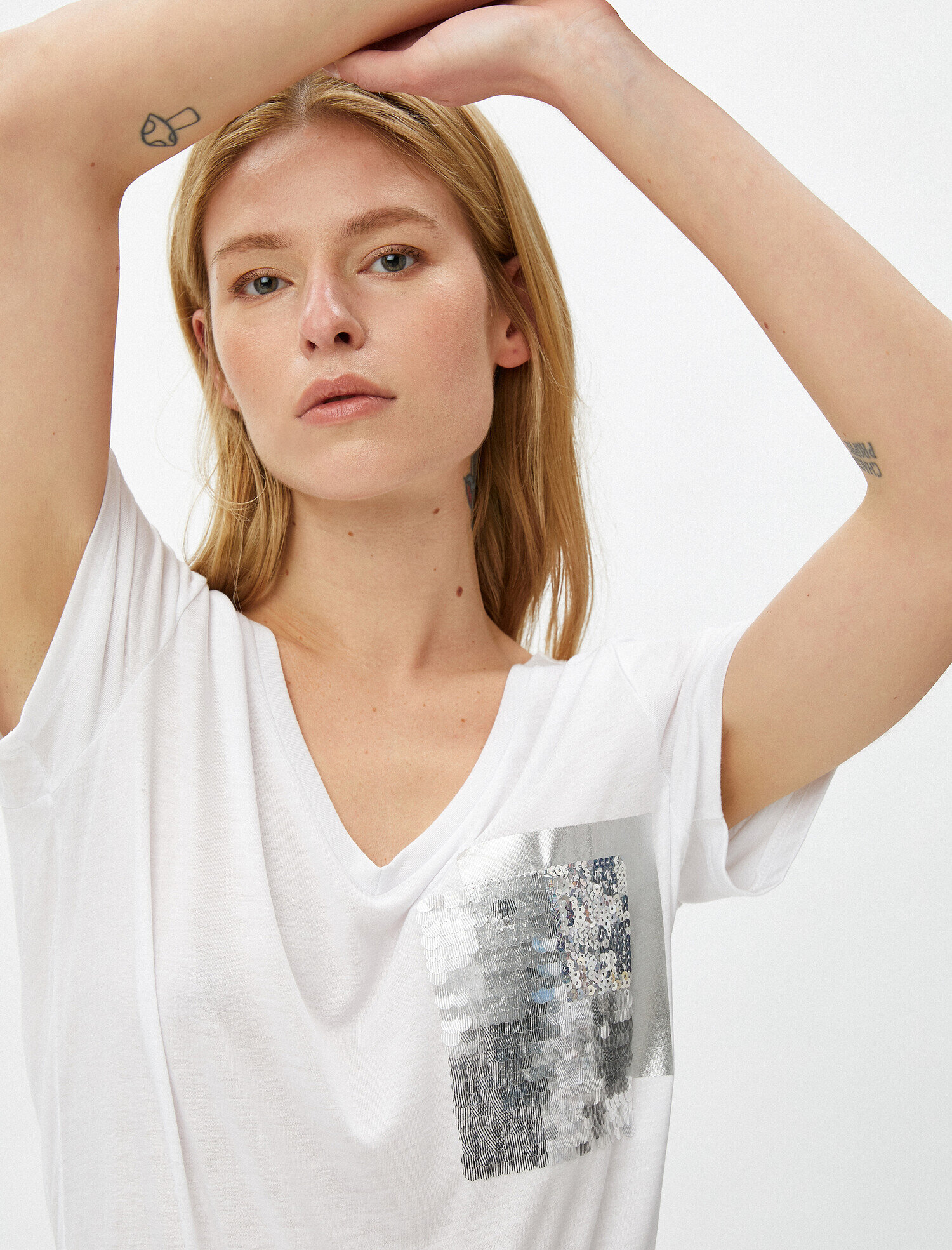   Payetli Tişört Simli Cep Detaylı V Yaka Kısa Kollu