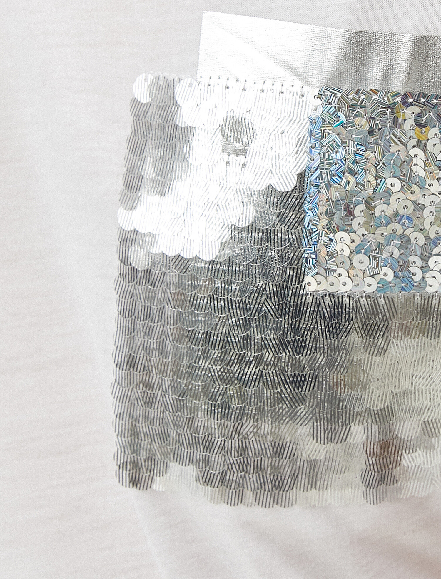   Payetli Tişört Simli Cep Detaylı V Yaka Kısa Kollu