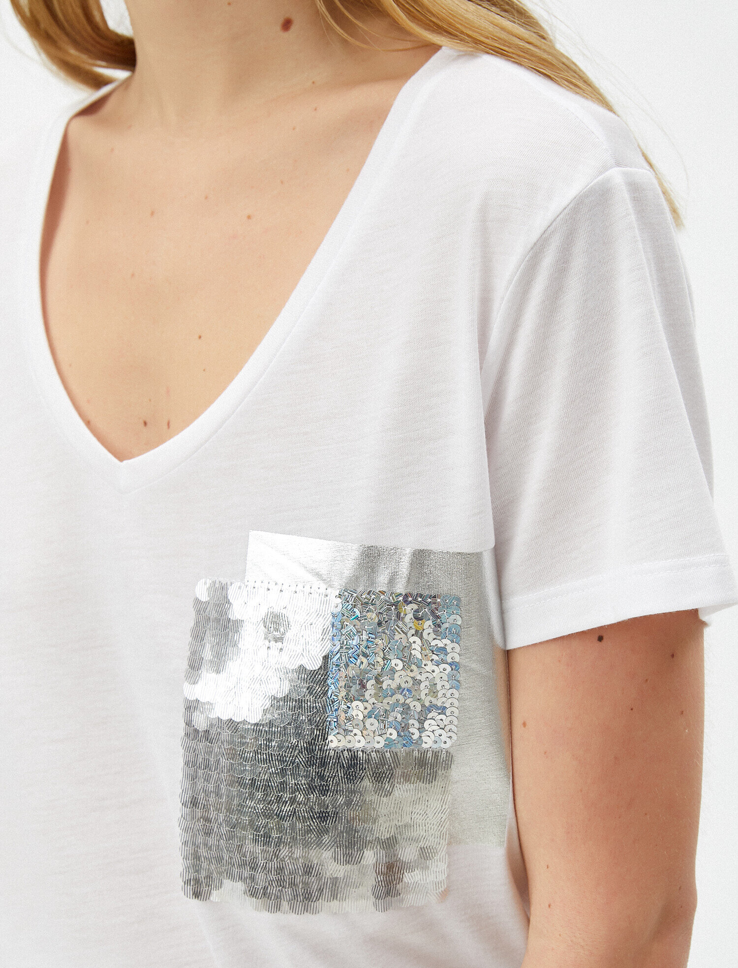   Payetli Tişört Simli Cep Detaylı V Yaka Kısa Kollu