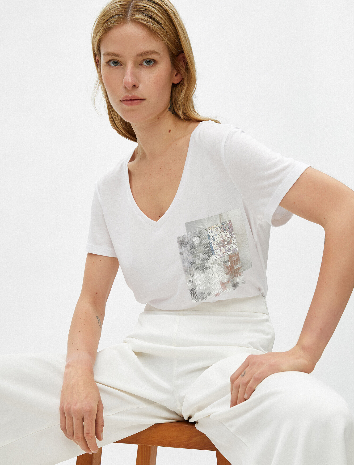   Payetli Tişört Simli Cep Detaylı V Yaka Kısa Kollu