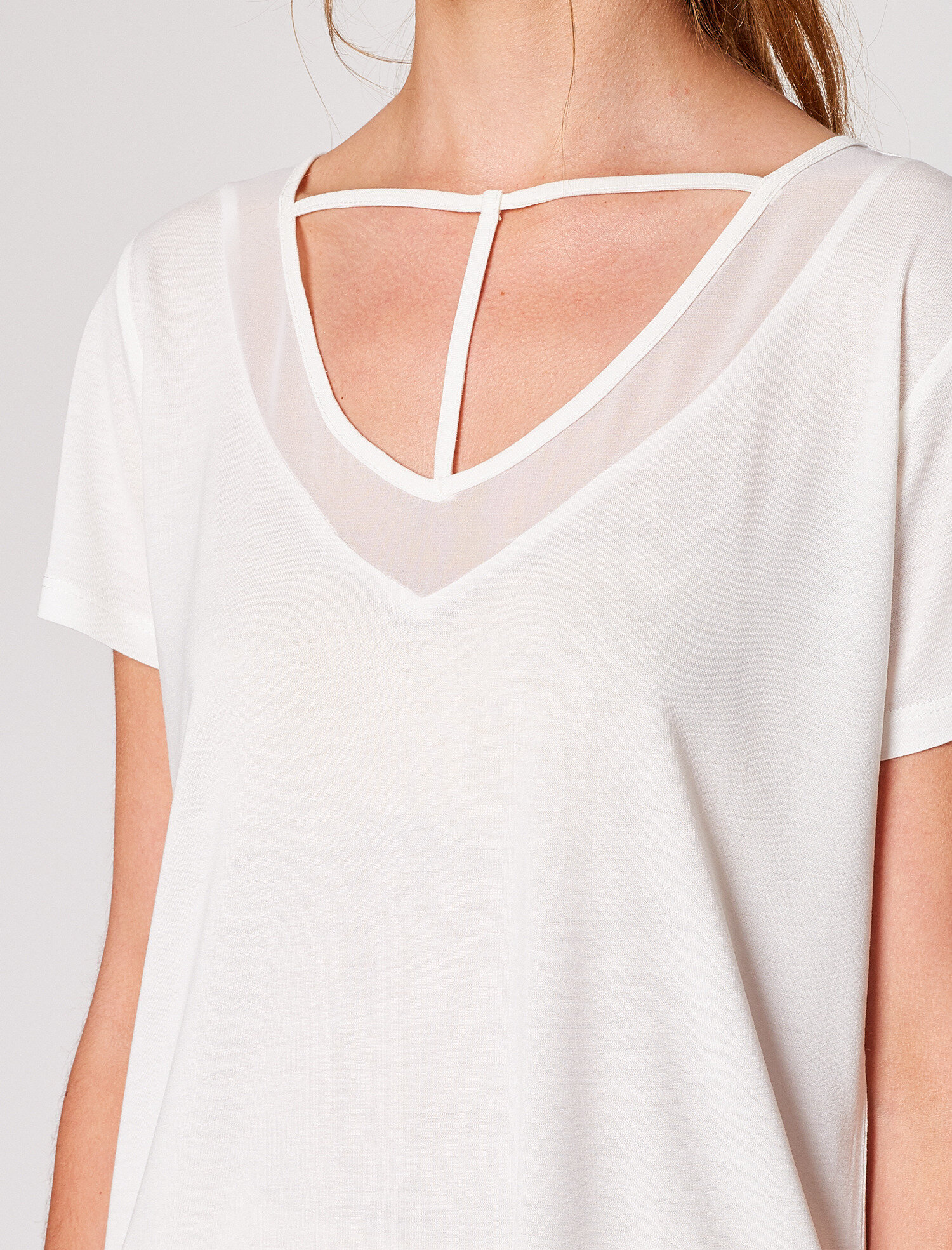   Yaka Detaylı T-Shirt