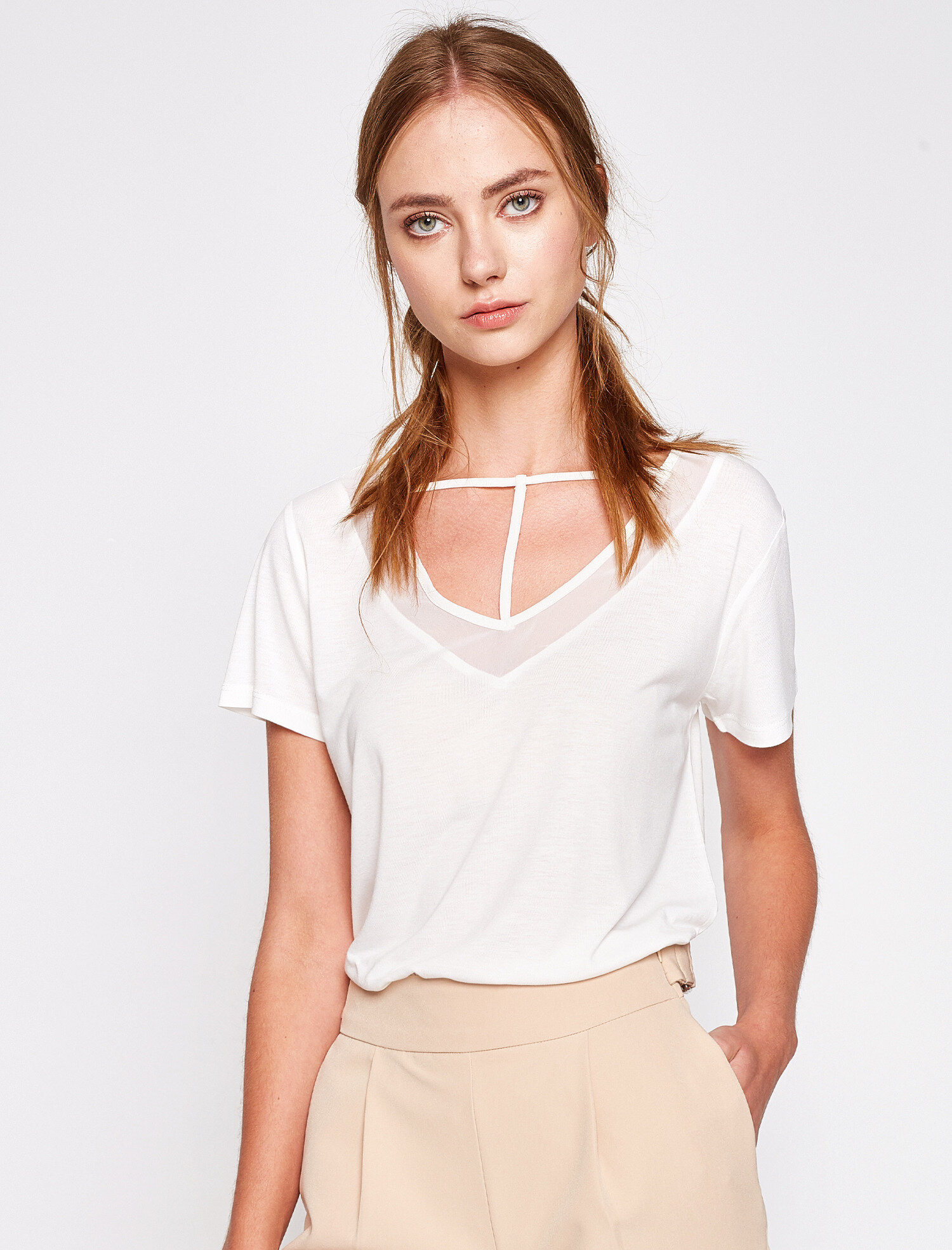   Yaka Detaylı T-Shirt