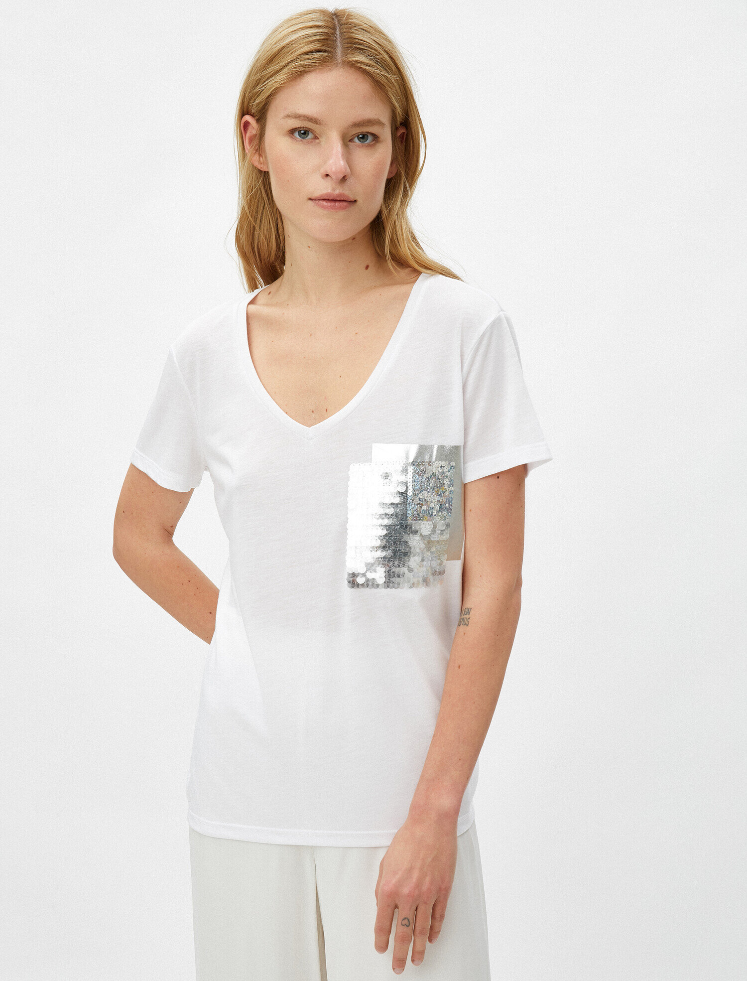   Payetli Tişört Simli Cep Detaylı V Yaka Kısa Kollu