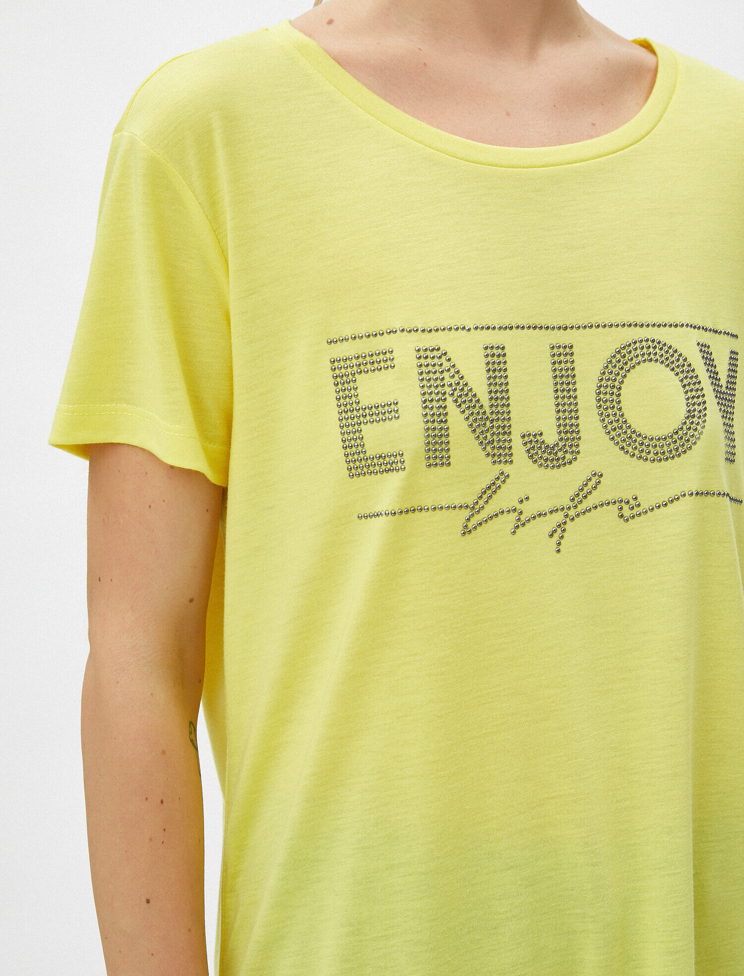   Kısa Kollu Tişört Bisiklet Yaka Slogan Detaylı