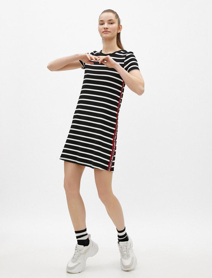  Çizgili Elbise Şerit Detaylı Sloganlı Kısa Kollu
