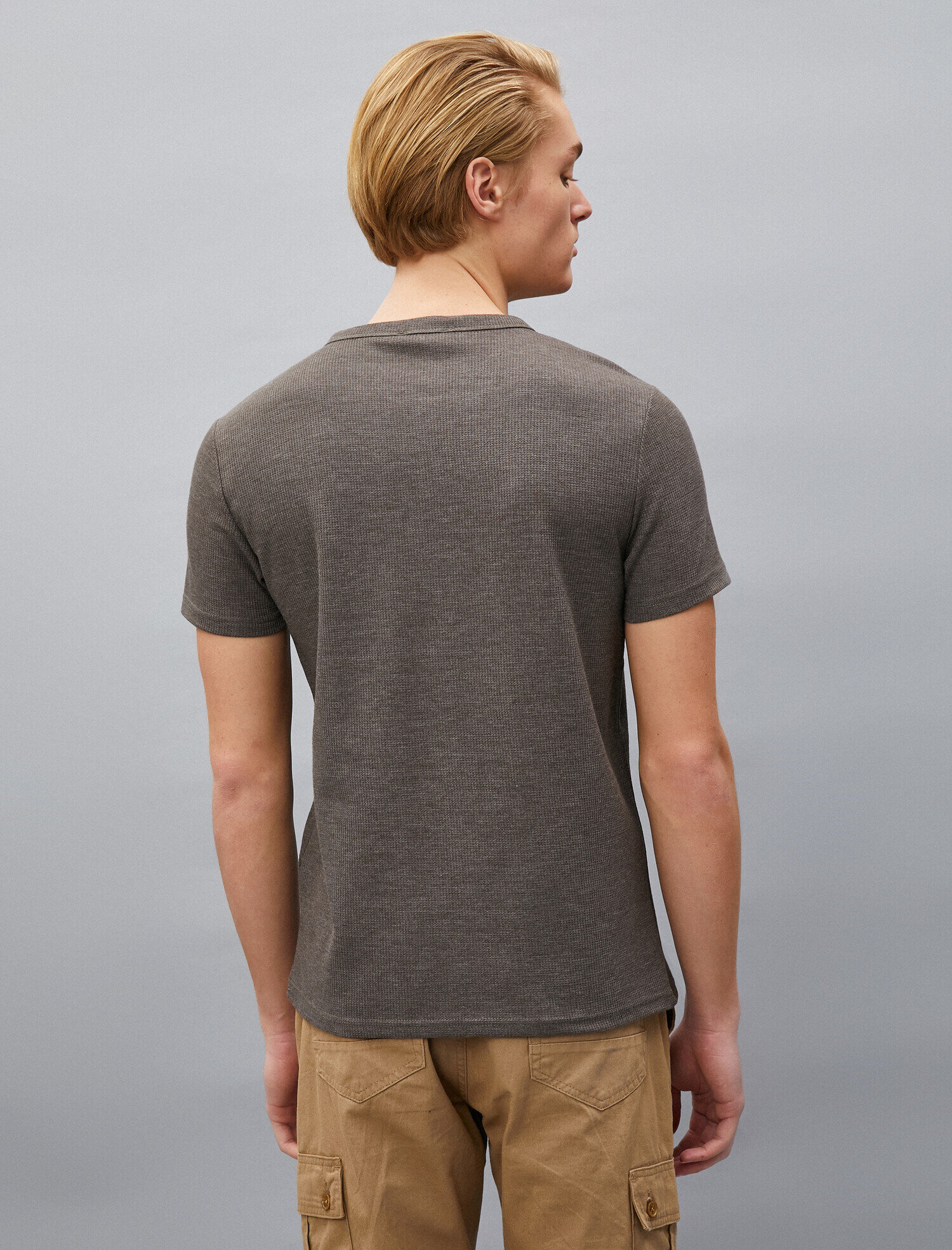   Düğmeli Yaka Kısa Kollu Bisiklet Yaka Tişört