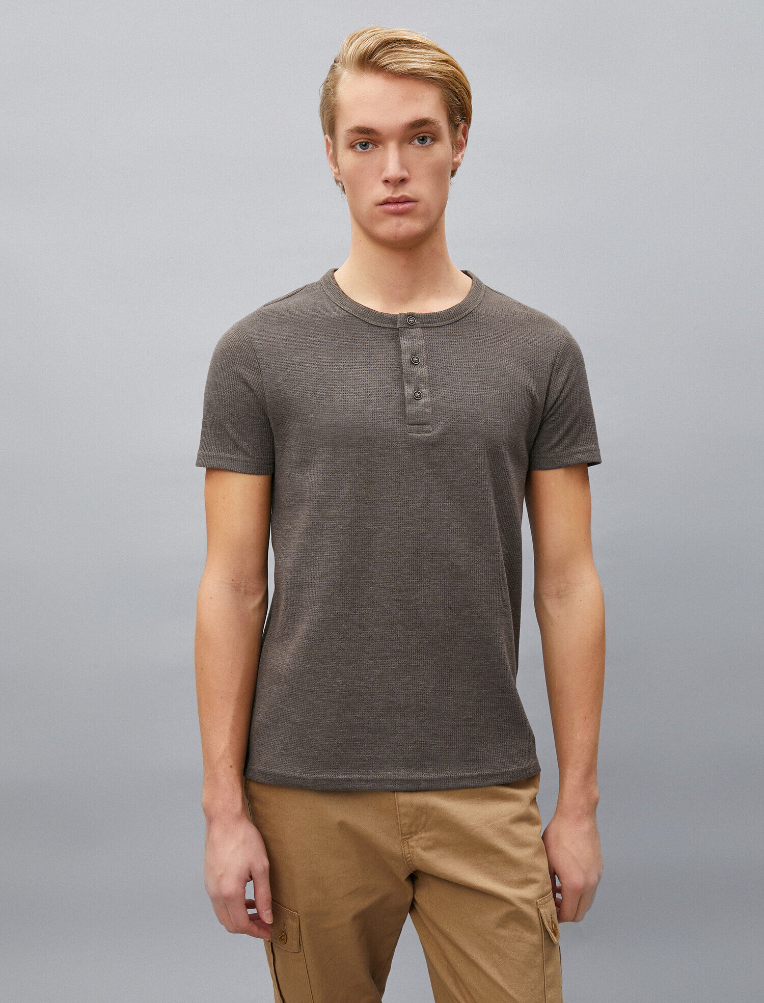   Düğmeli Yaka Kısa Kollu Bisiklet Yaka Tişört