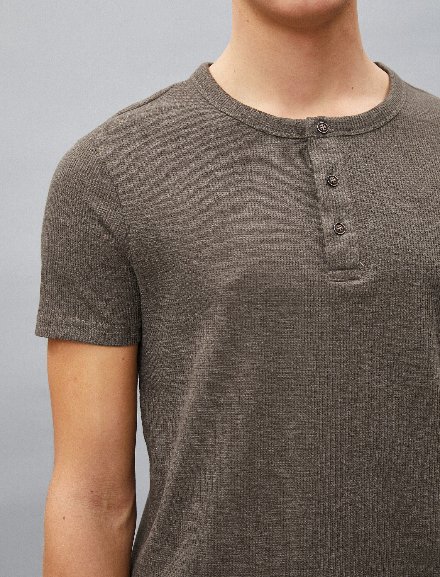   Düğmeli Yaka Kısa Kollu Bisiklet Yaka Tişört