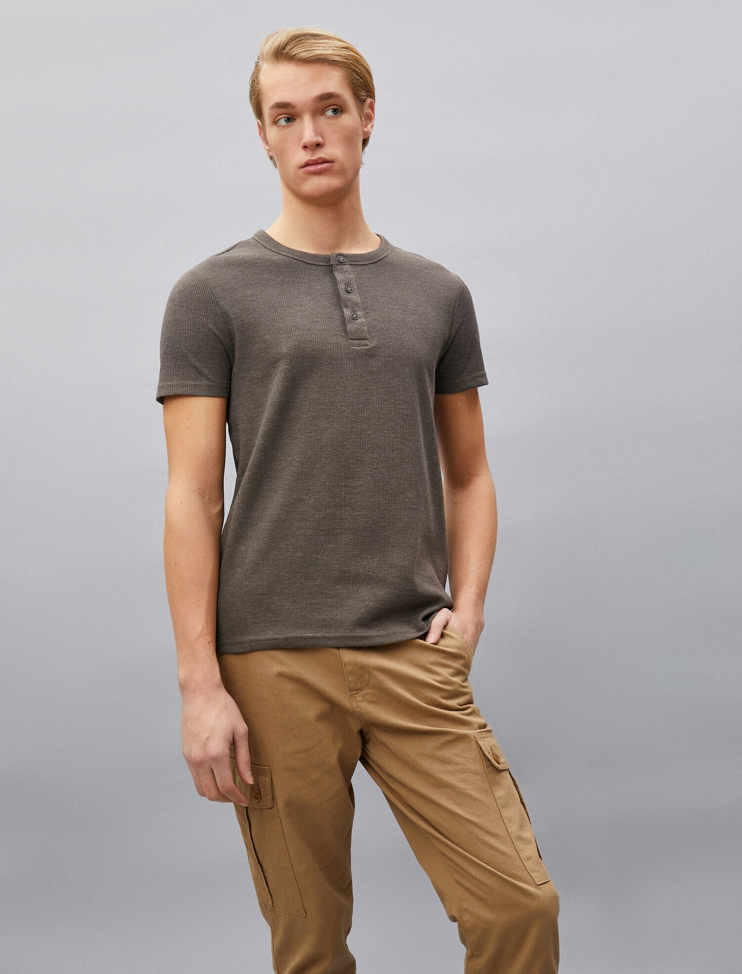   Düğmeli Yaka Kısa Kollu Bisiklet Yaka Tişört