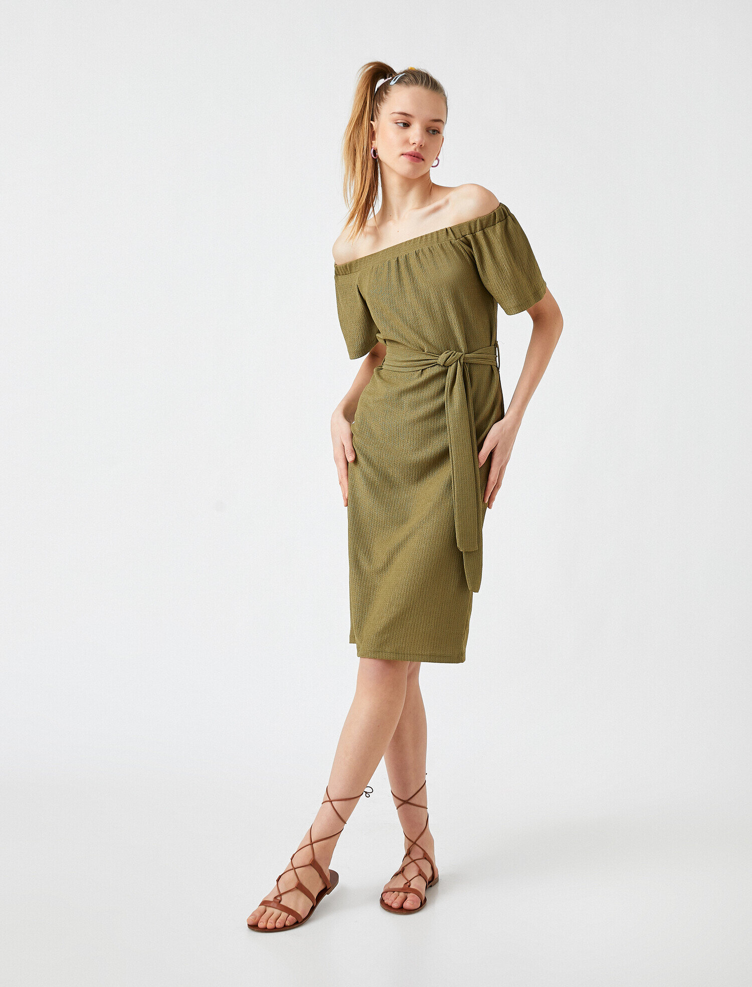   Omzu Açık Kuşaklı Midi Elbise