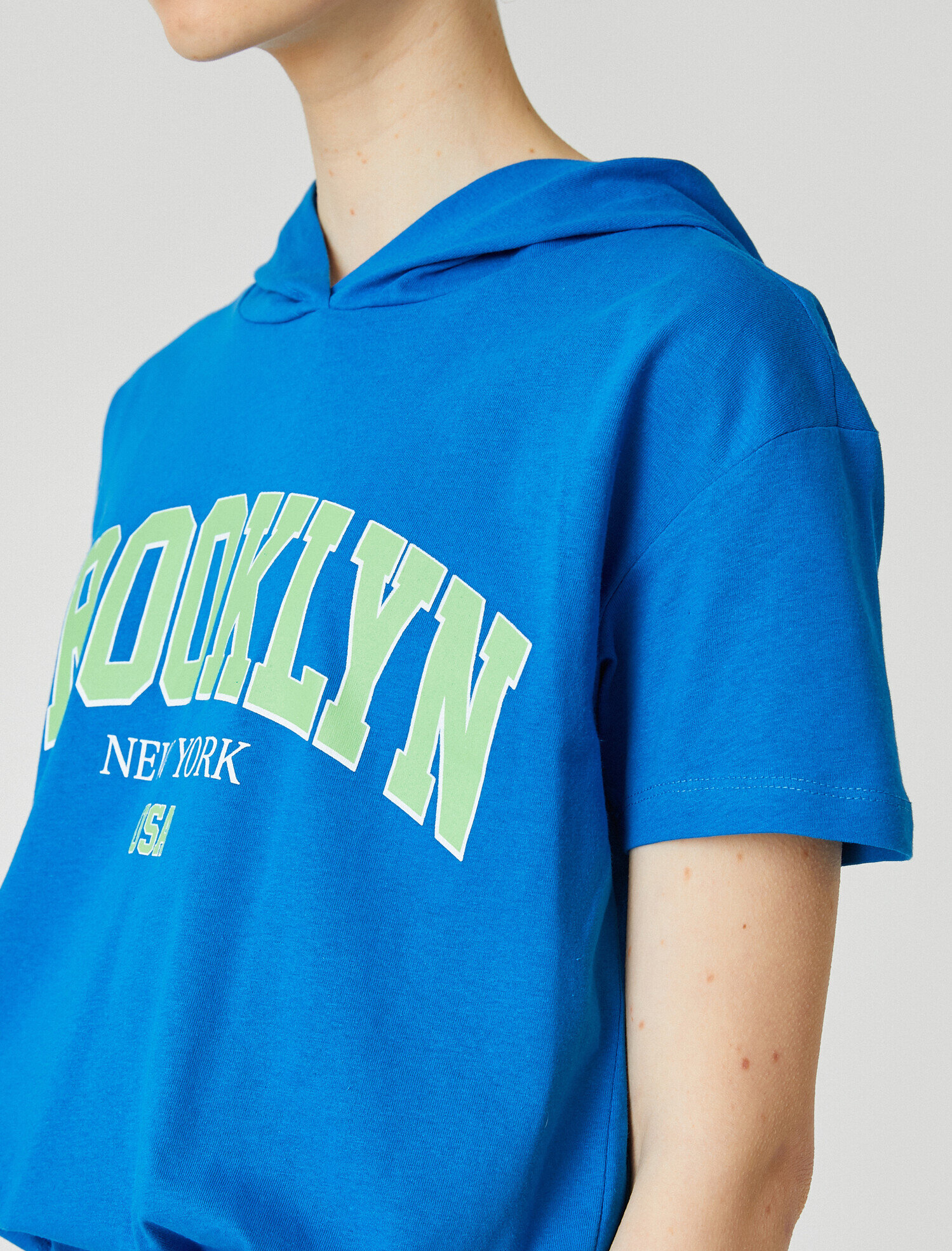   Pamuklu Baskı Detaylı Büzgülü Kapüşonlu Tişört