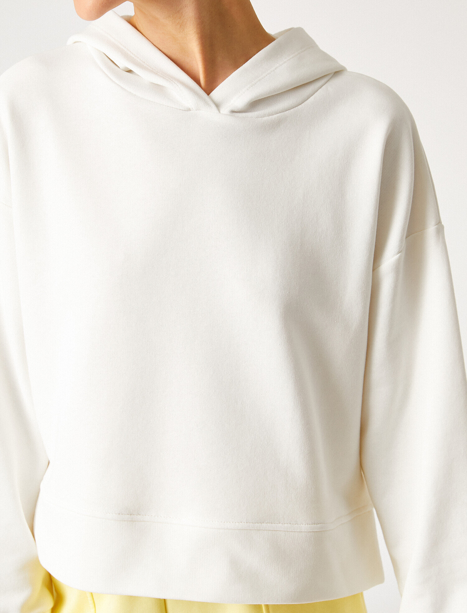   Uzun Kollu Kapüşonlu Sweatshirt