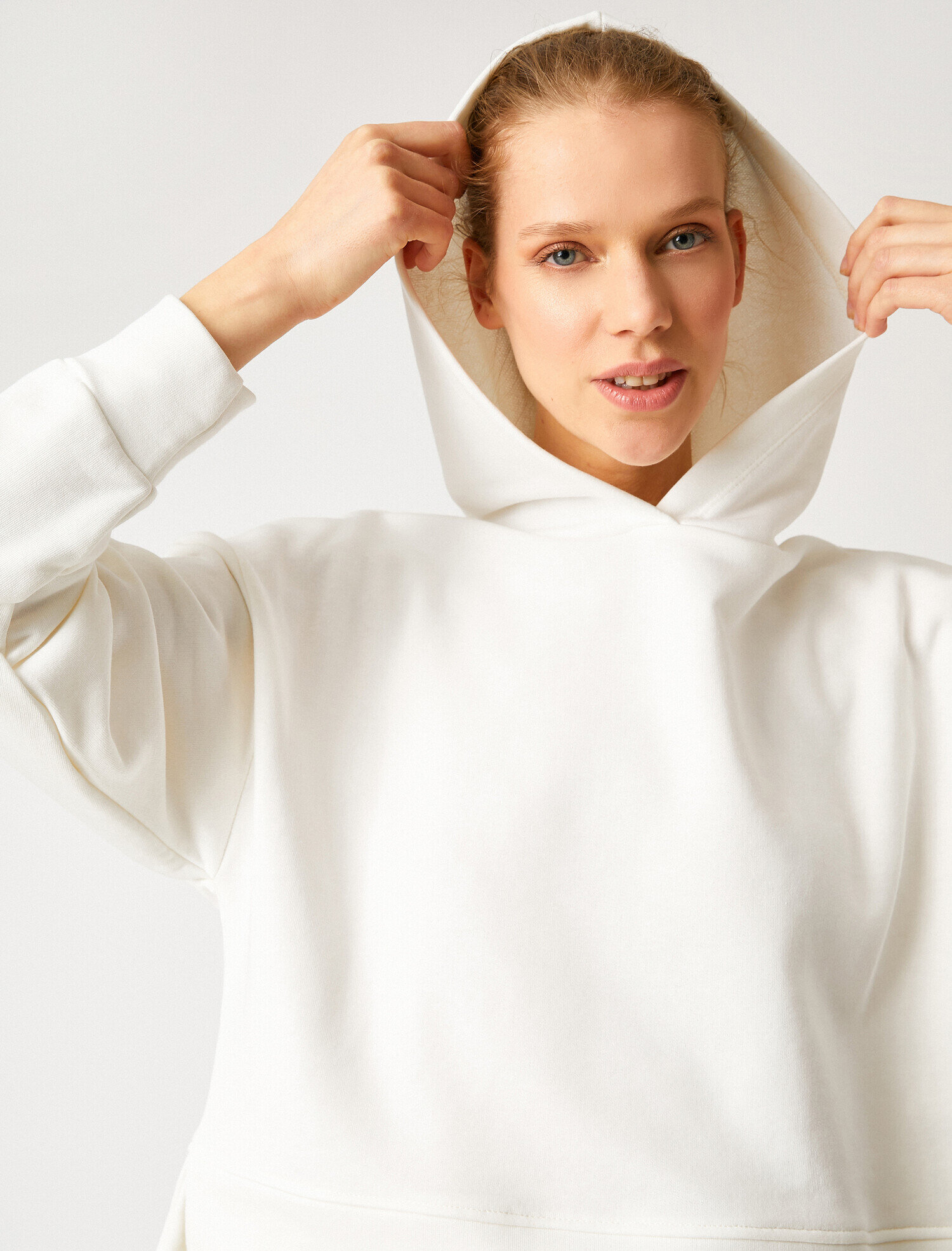   Uzun Kollu Kapüşonlu Sweatshirt