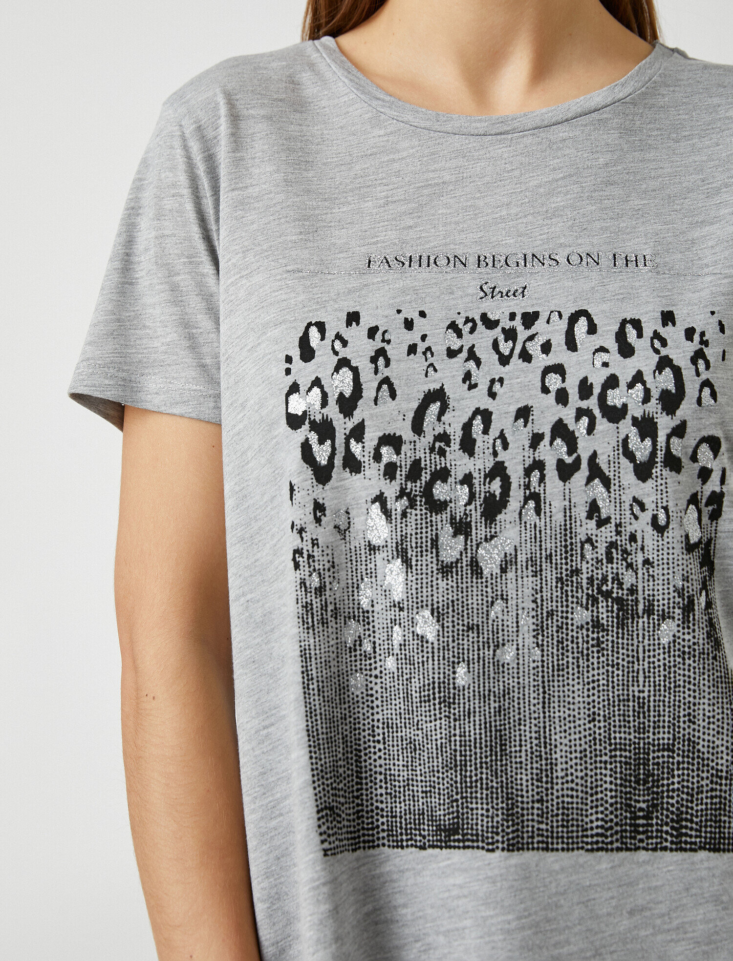   Bisiklet Yaka Kısa Kollu Baskılı Tişört