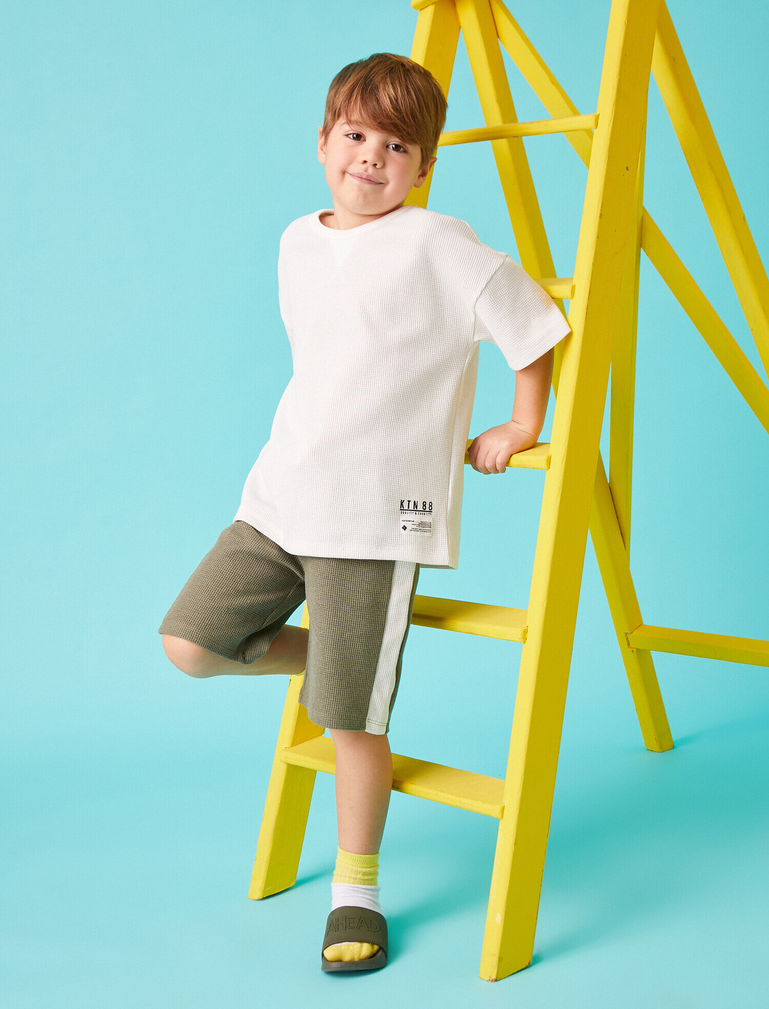  Erkek Çocuk Dokulu Renk Bloklu Şort Beli Bağcıklı