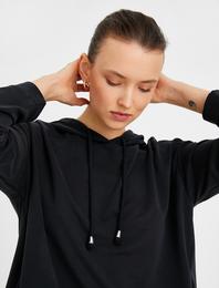 Uzun Kollu Kapüşonlu Sweatshirt