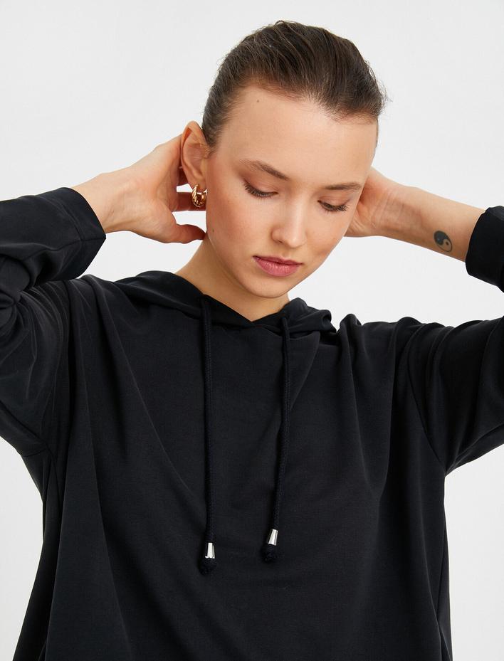  Uzun Kollu Kapüşonlu Sweatshirt