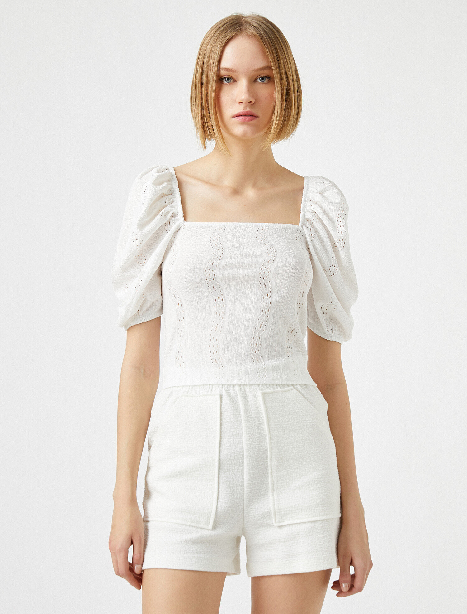   Dantel Detaylı Bluz Kısa Balon Kollu Kare Yaka